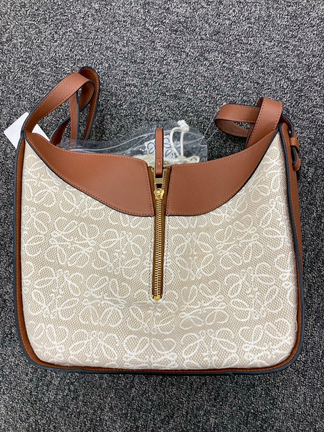Loewe hammock small anagrama en canvas y piel camel