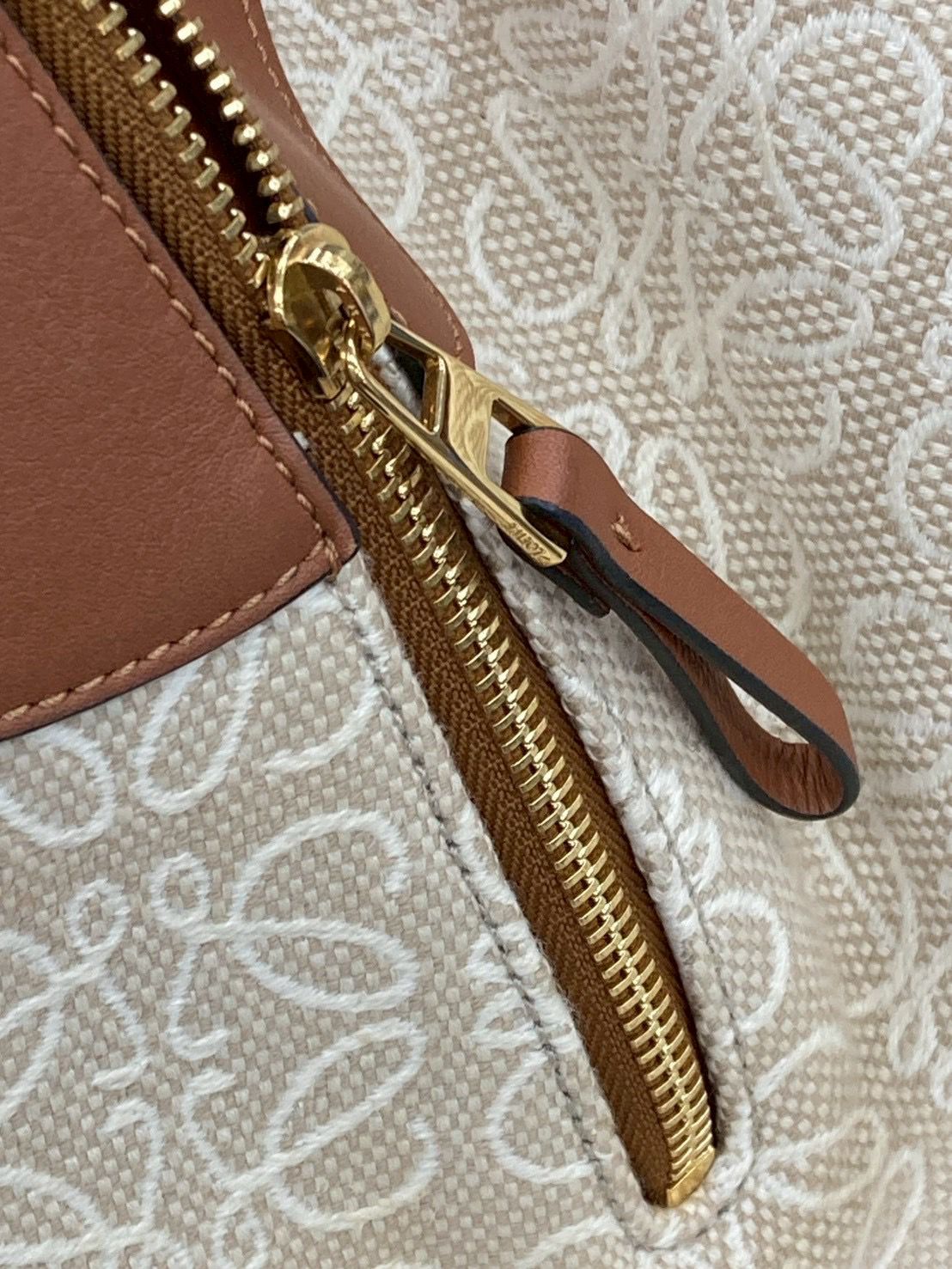 Loewe hammock small anagrama en canvas y piel camel