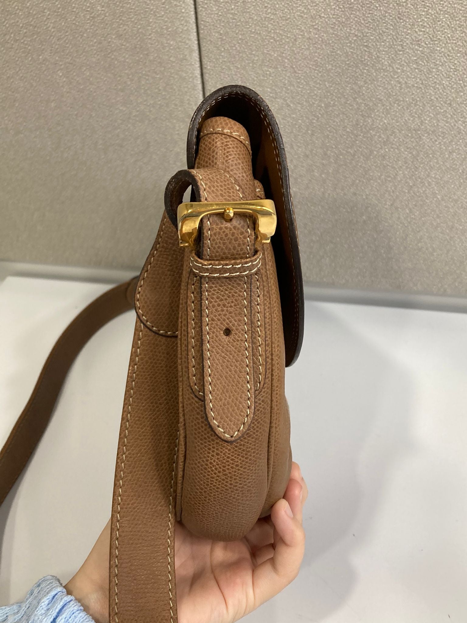 Loewe estilo heritage bandolera en piel camel vintage - línea MADRID 1846