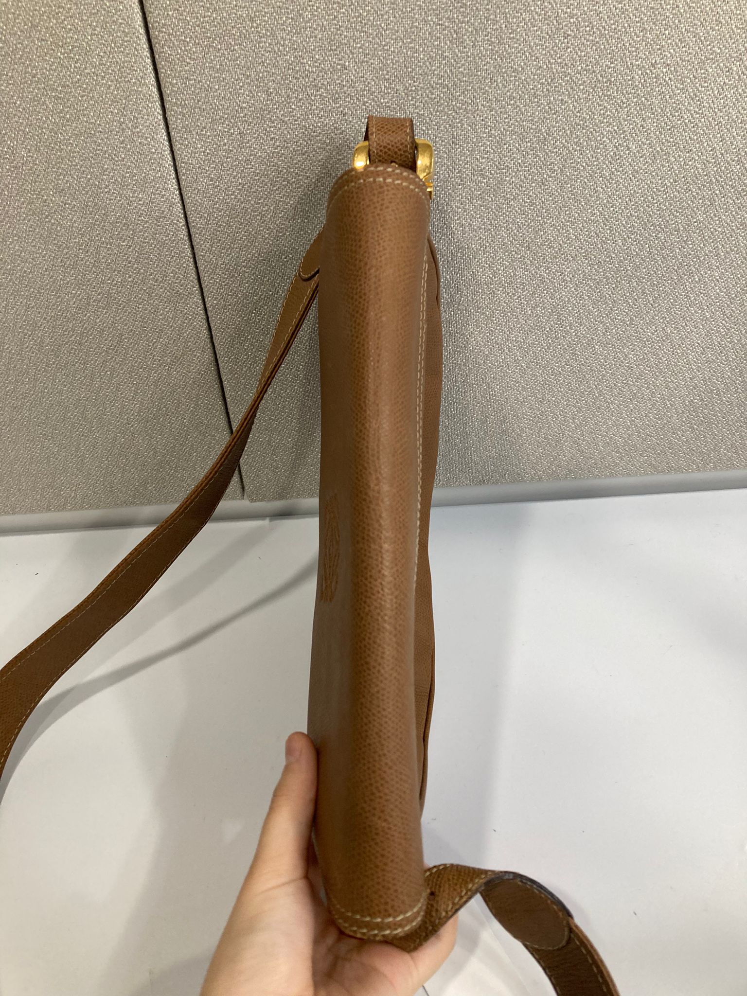 Loewe estilo heritage bandolera en piel camel vintage - línea MADRID 1846