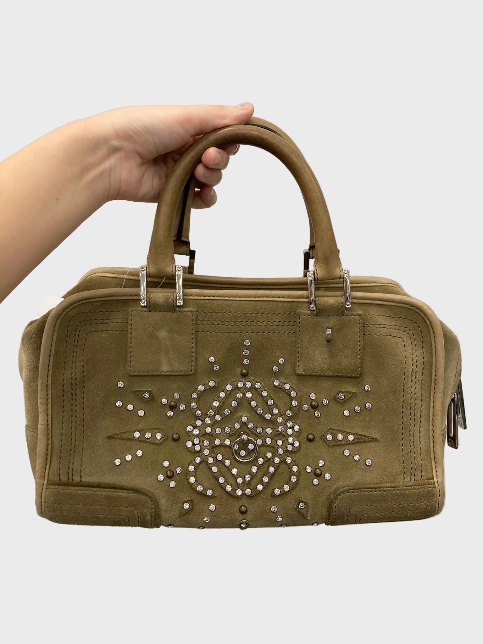 Loewe Amazona 28 en ante khaki con detalles plateados