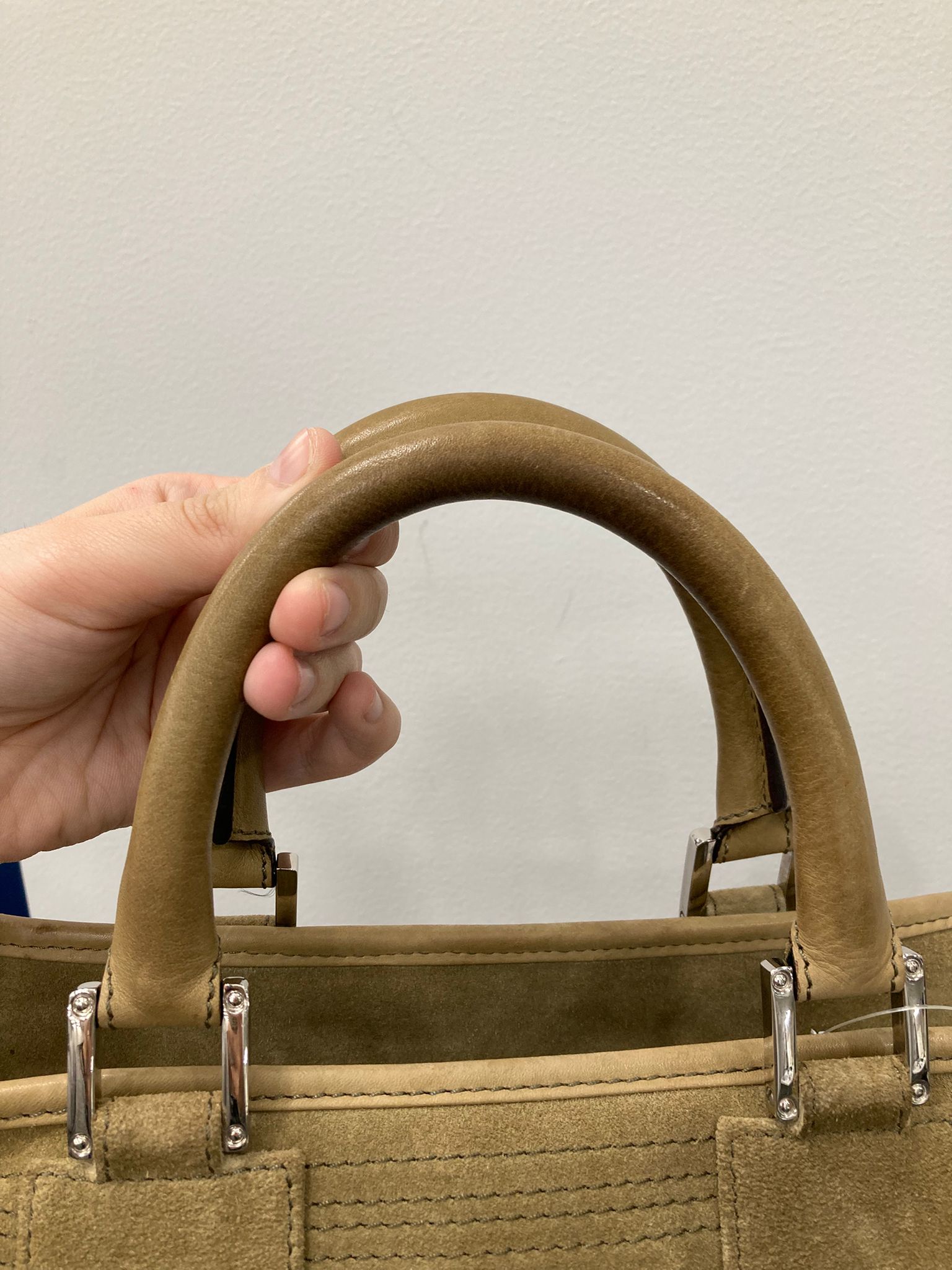 Loewe Amazona 28 en ante khaki con detalles plateados