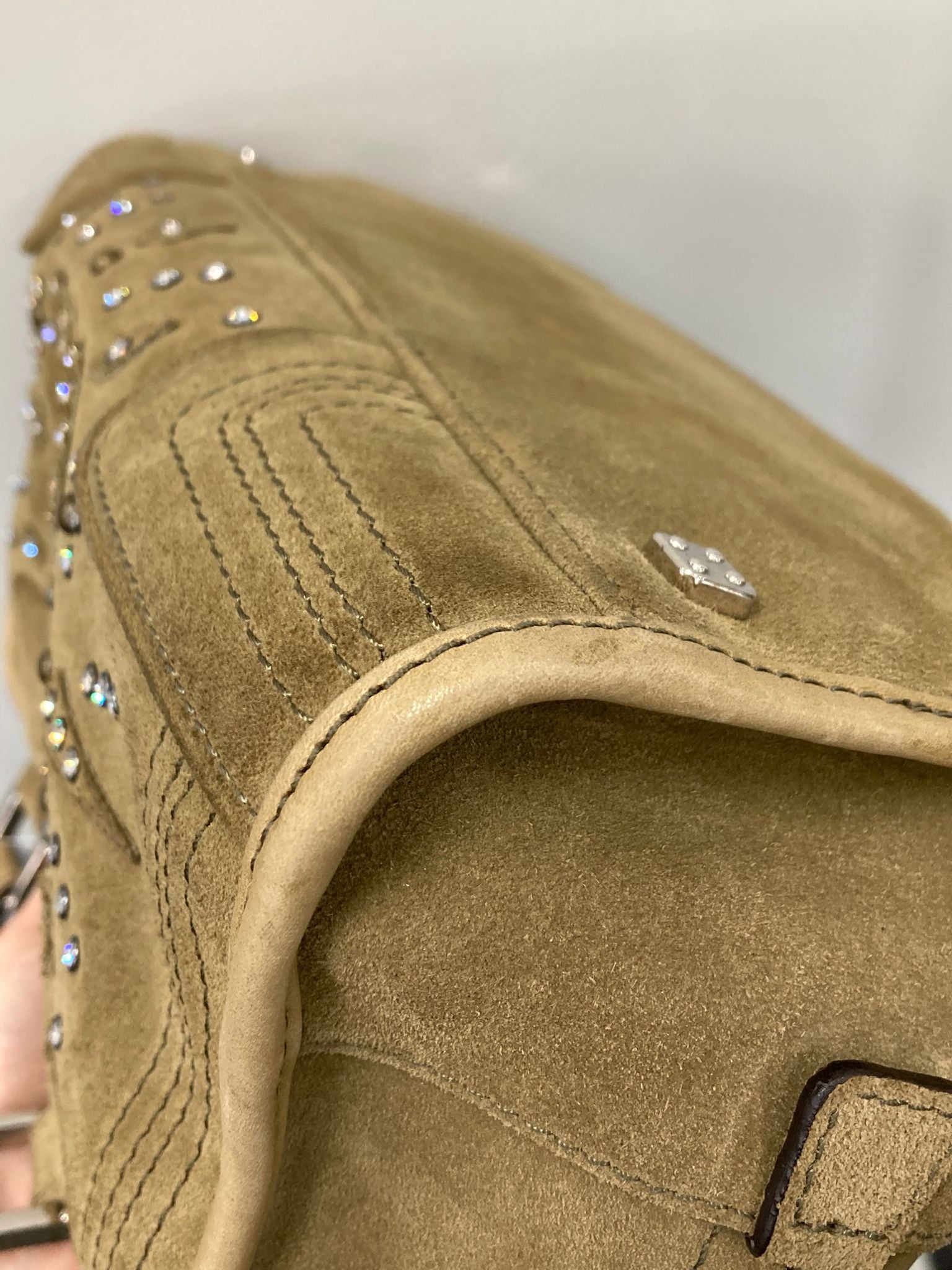 Loewe Amazona 28 en ante khaki con detalles plateados