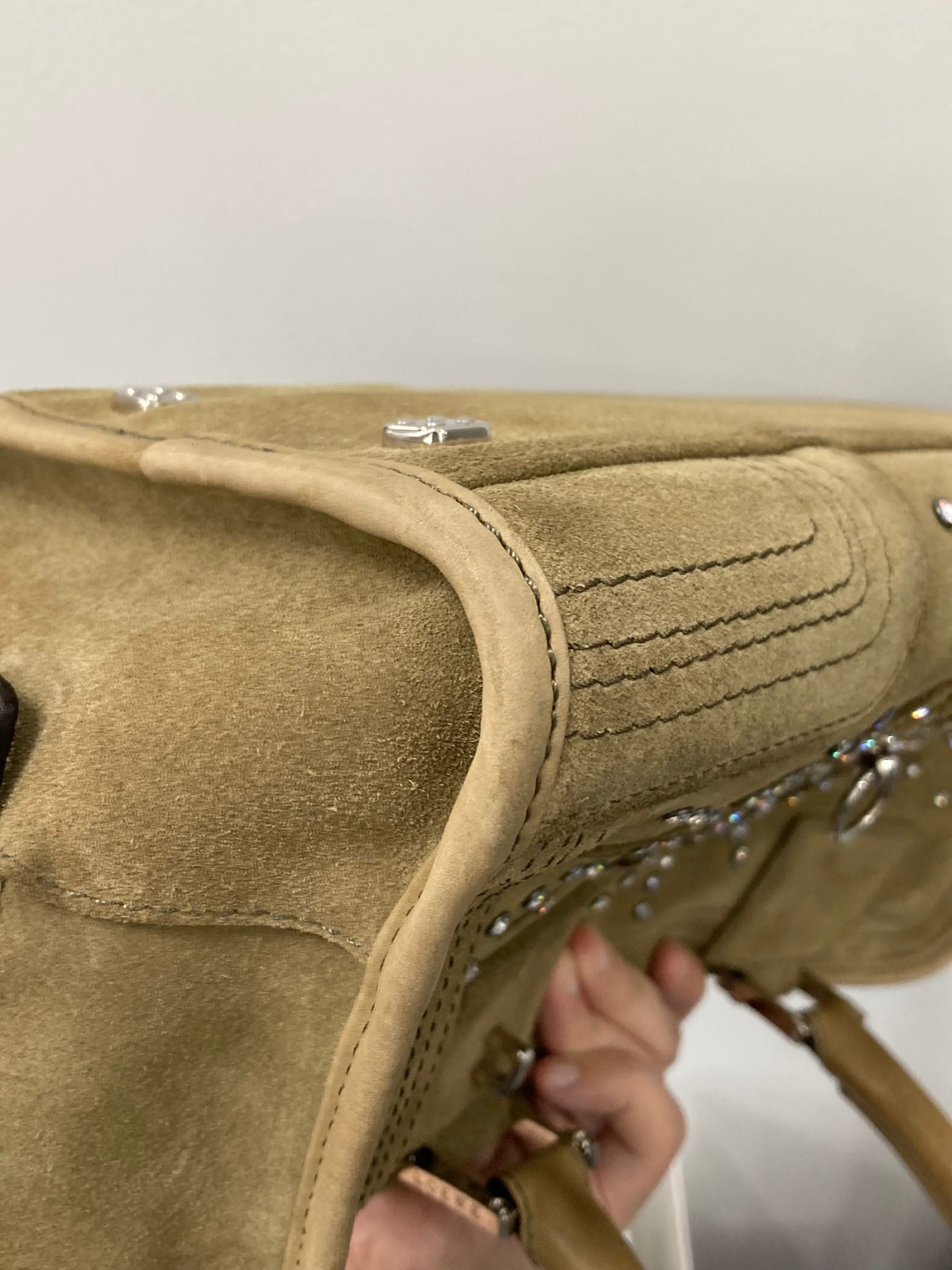 Loewe Amazona 28 en ante khaki con detalles plateados