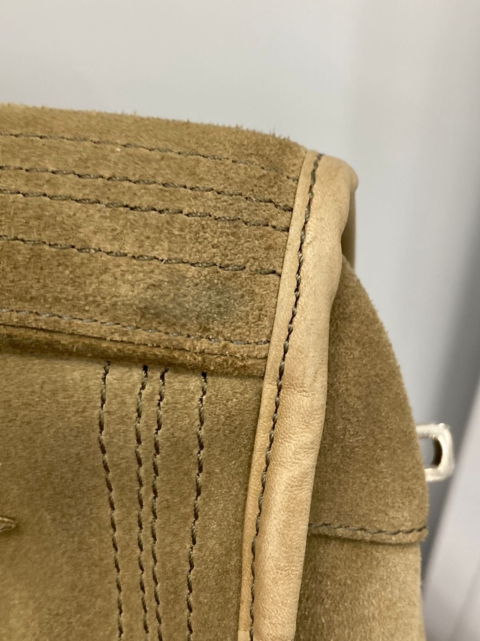Loewe Amazona 28 en ante khaki con detalles plateados
