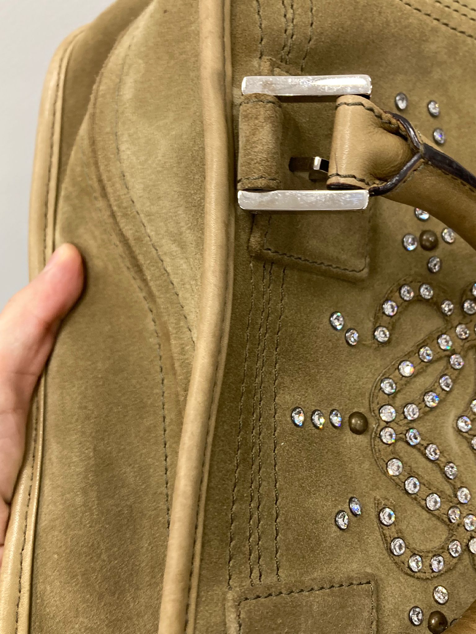 Loewe Amazona 28 en ante khaki con detalles plateados