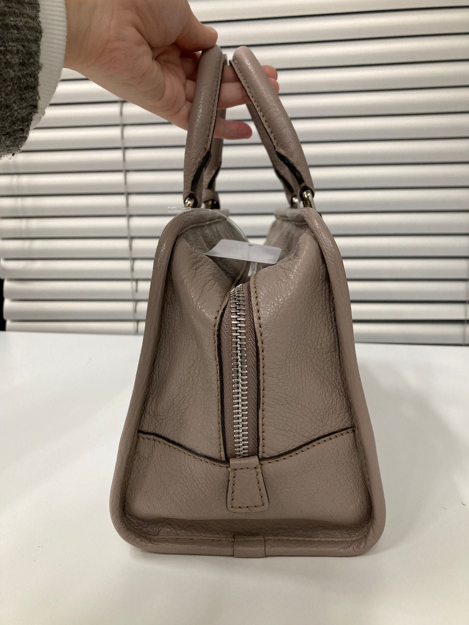 Loewe Amazona 28 piel greige con herrajes plata