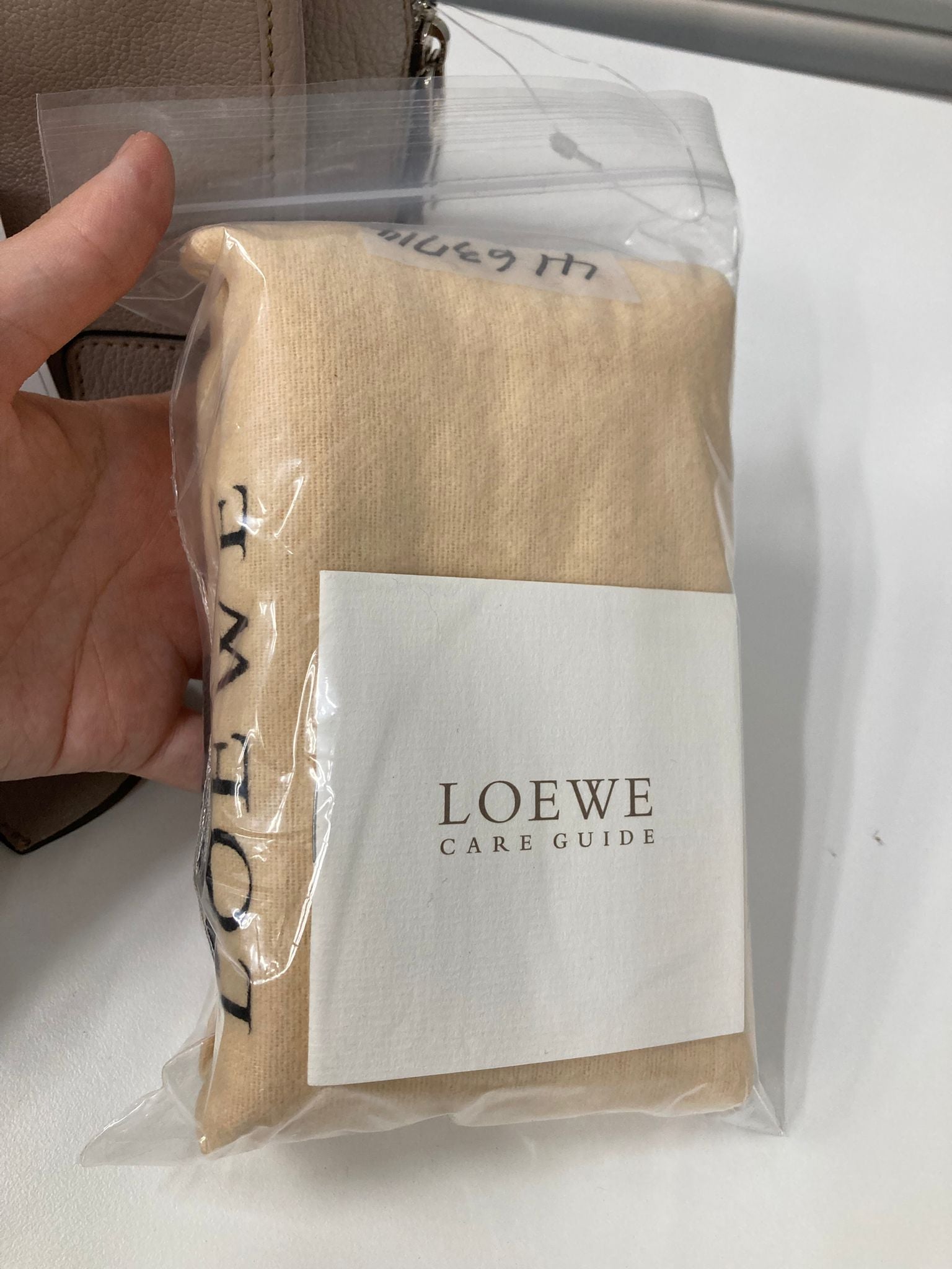 Loewe Amazona 28 piel greige con herrajes plata