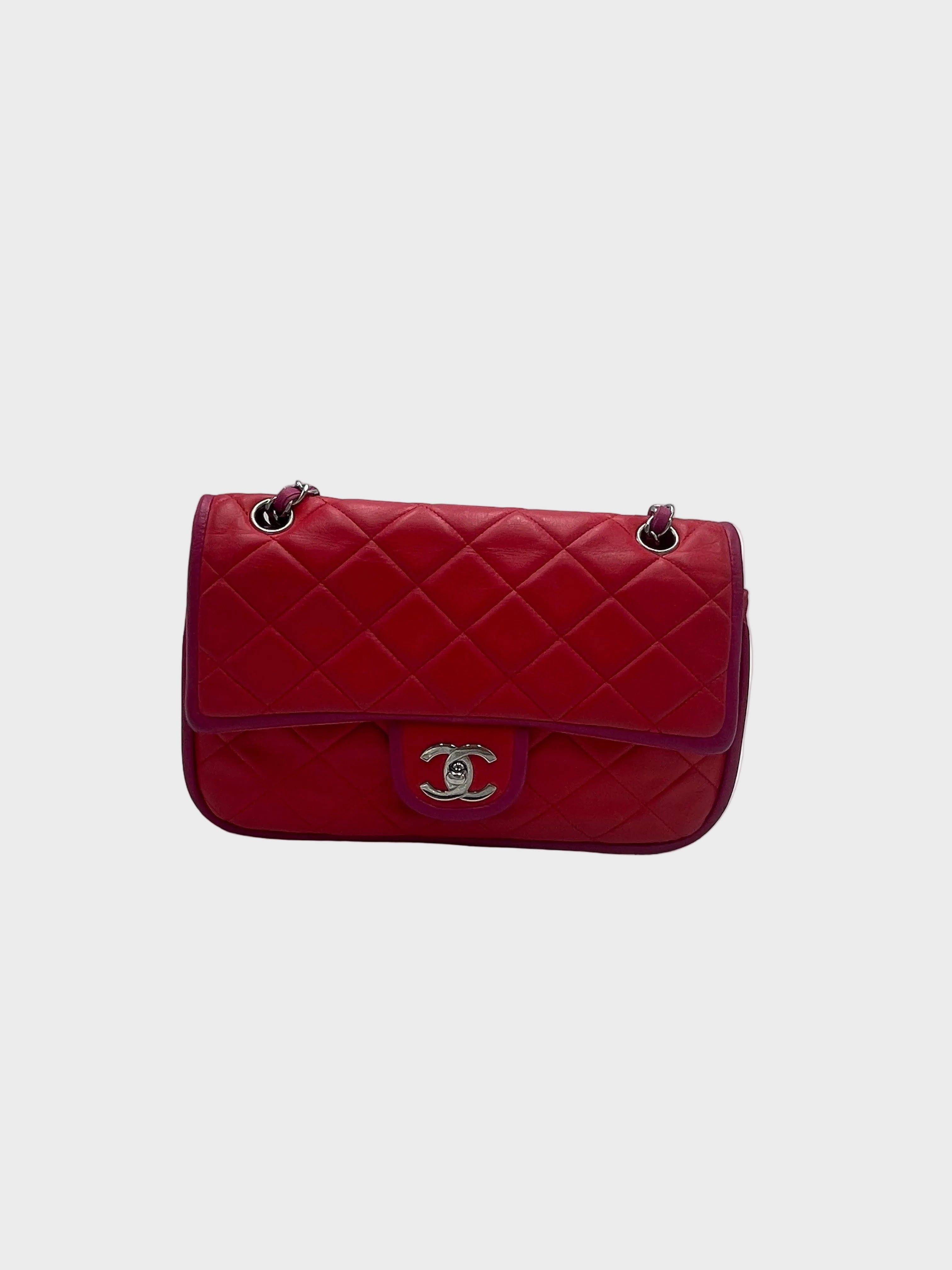 Chanel classic double flap 25 rojo con ribete rosa