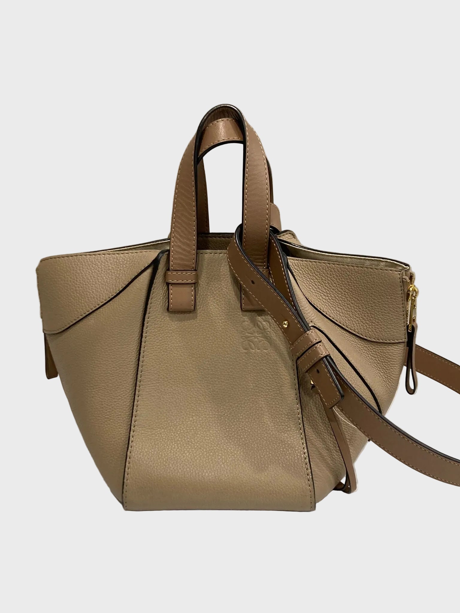 Loewe Hammock Compact en piel de ternera graneada beige