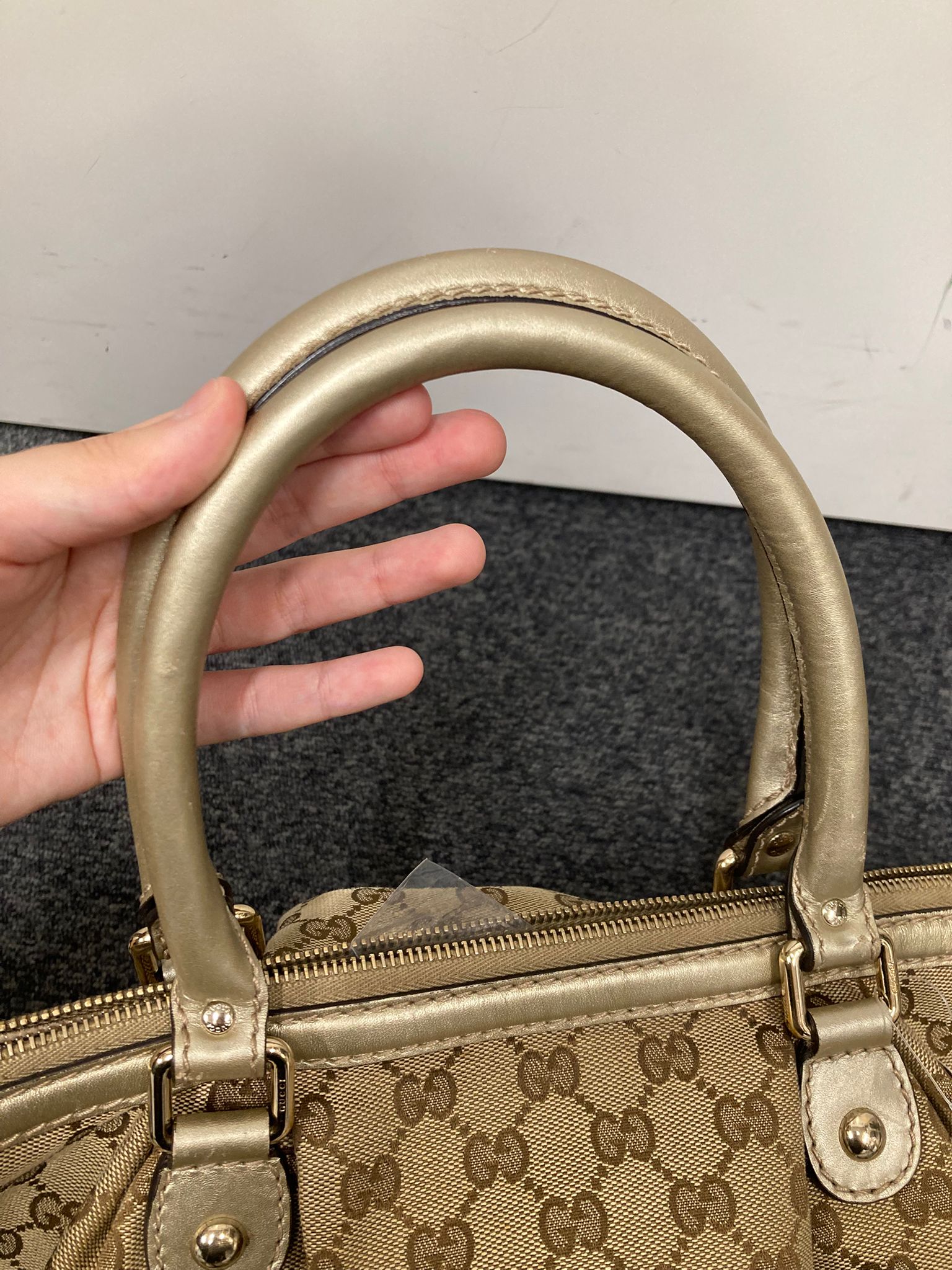 Gucci GG Canvas 2Way Bag en beige y dorado con bandolera