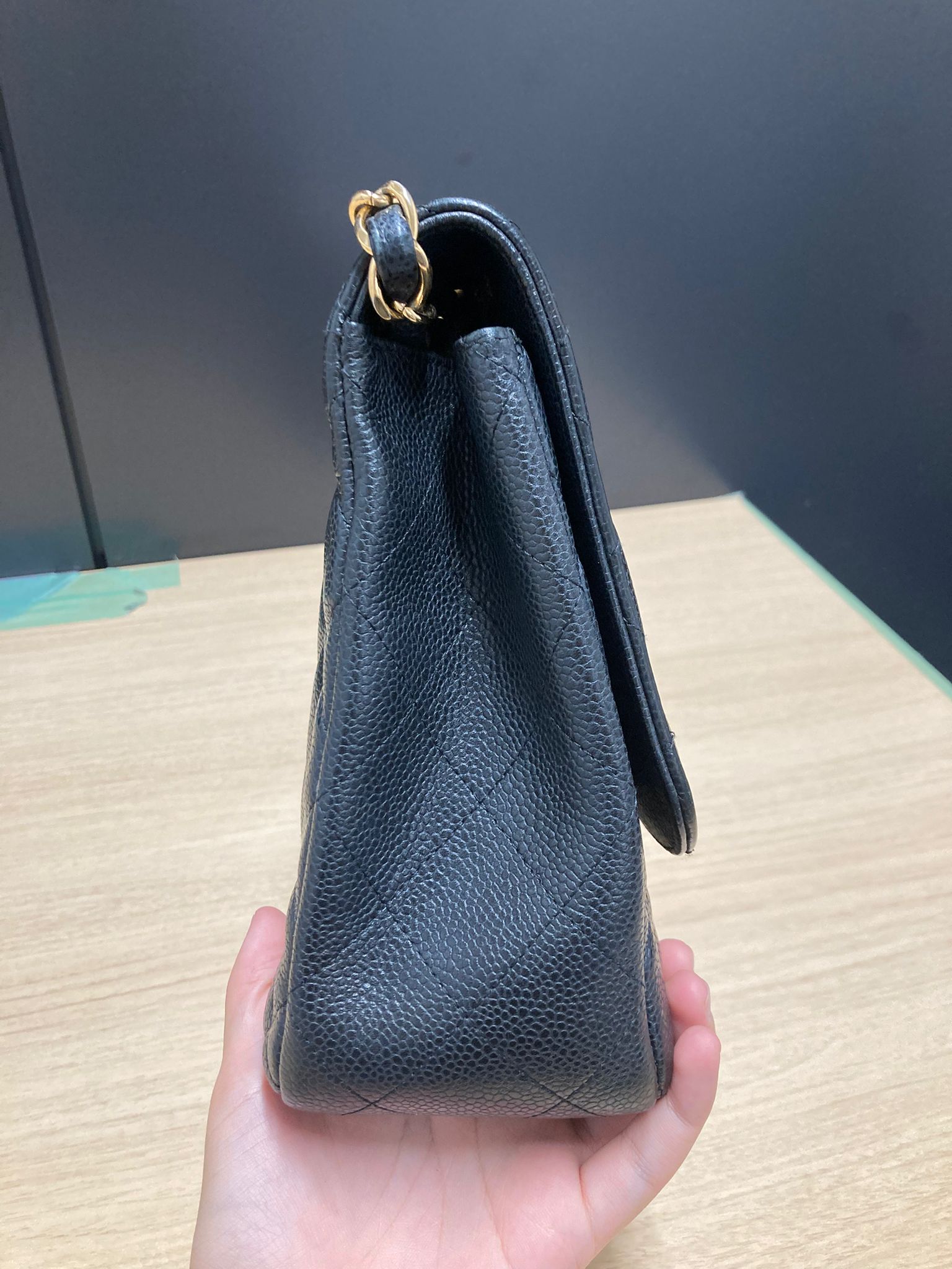 Bolso Classic Flap 30 en piel caviar negra con herrajes dorados