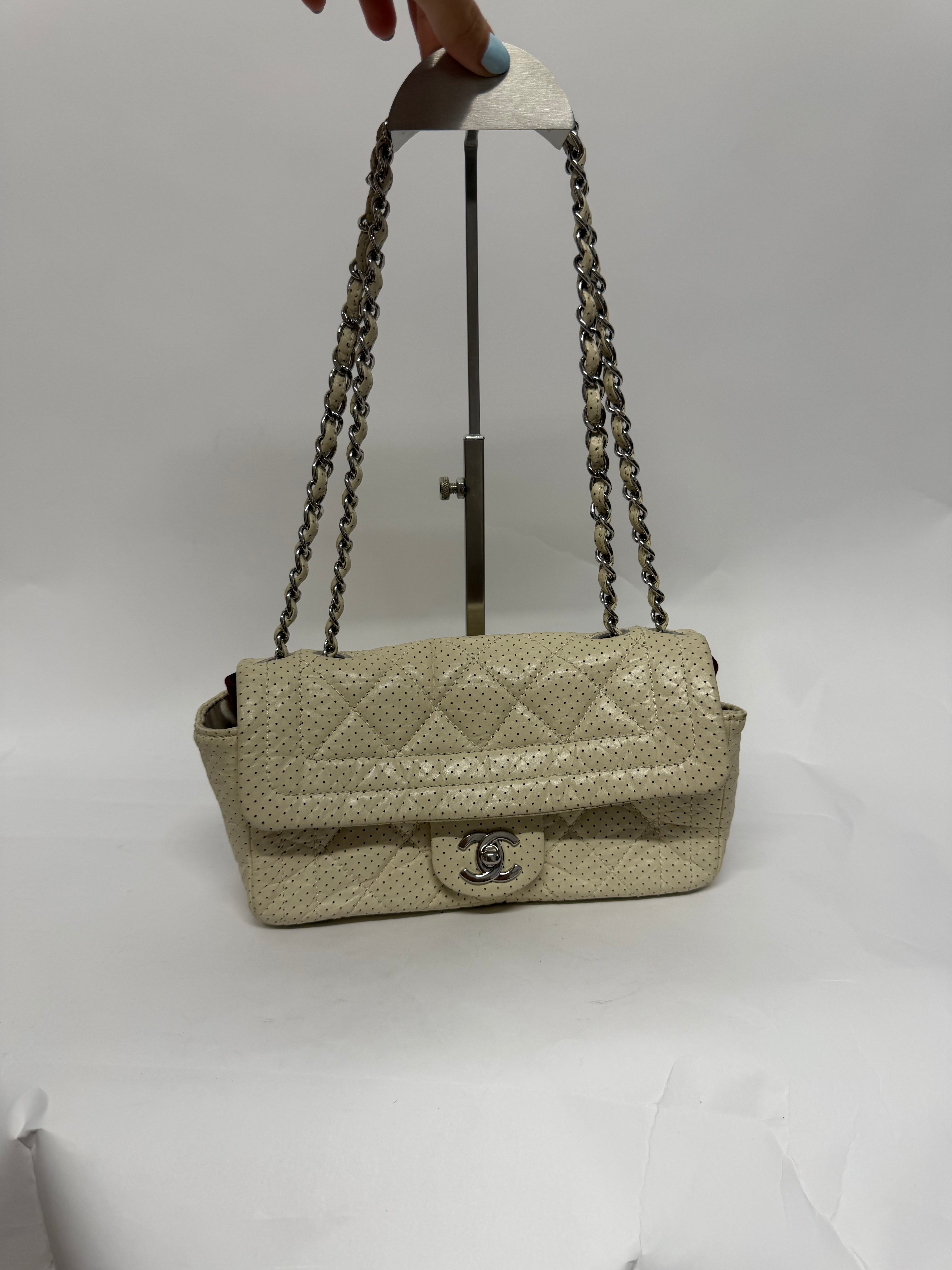 Chanel One Flap Small · Piel Perforada Marfil · Herrajes Plata