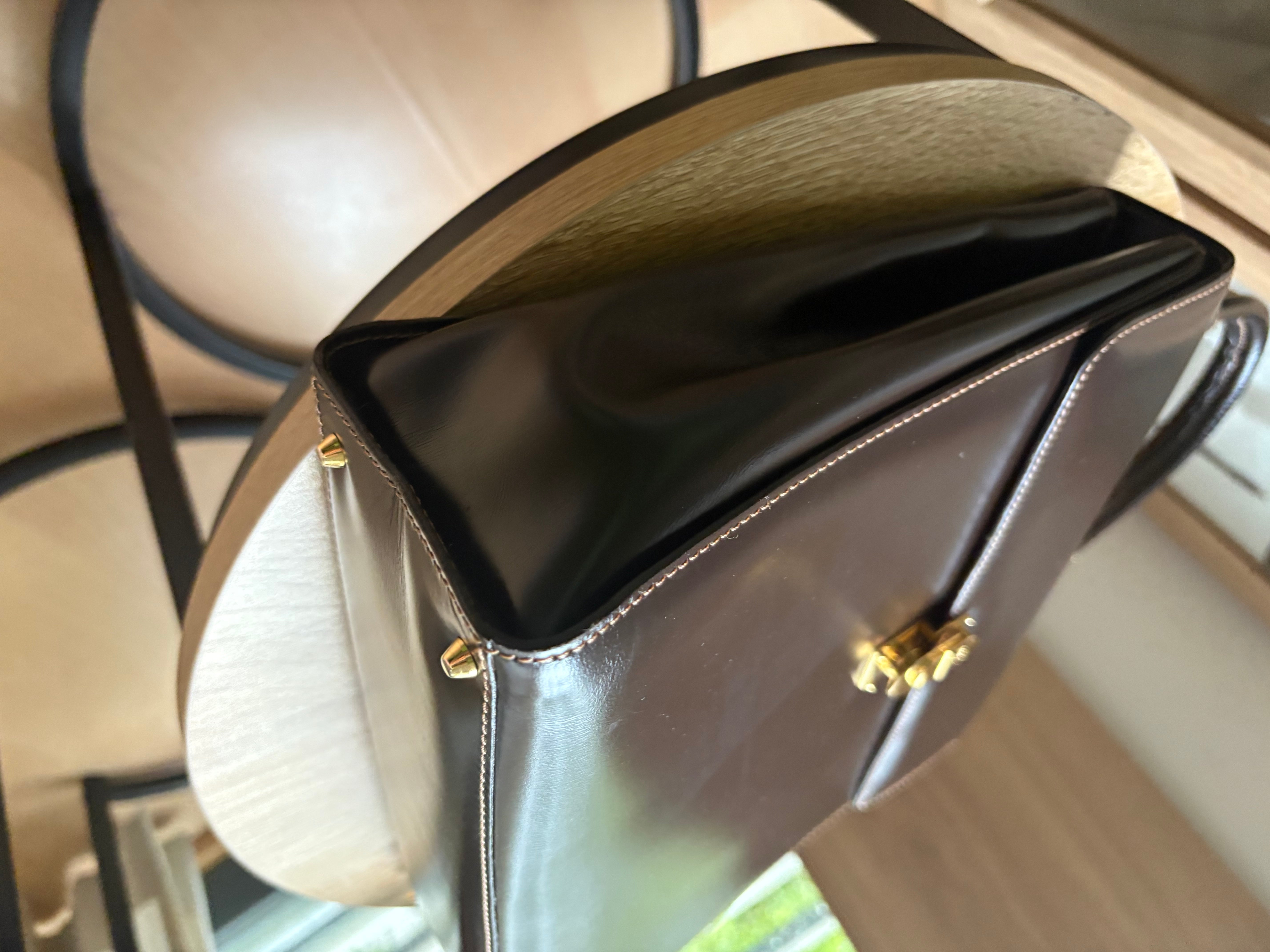 Bolso vintage Loewe de piel marrón oscuro con asa rígida y bandolera