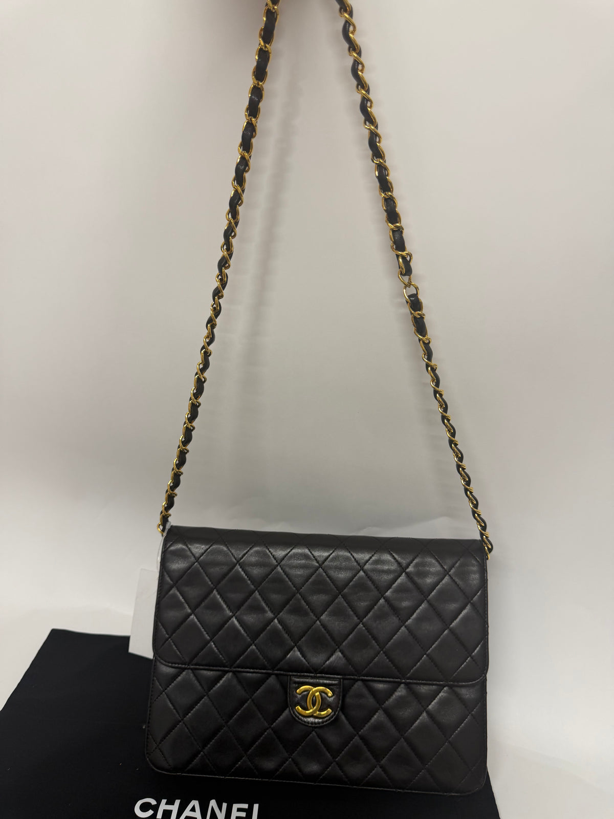 Chanel Classic Single Flap Mediano Piel de Cordero Negra Herrajes Dorados