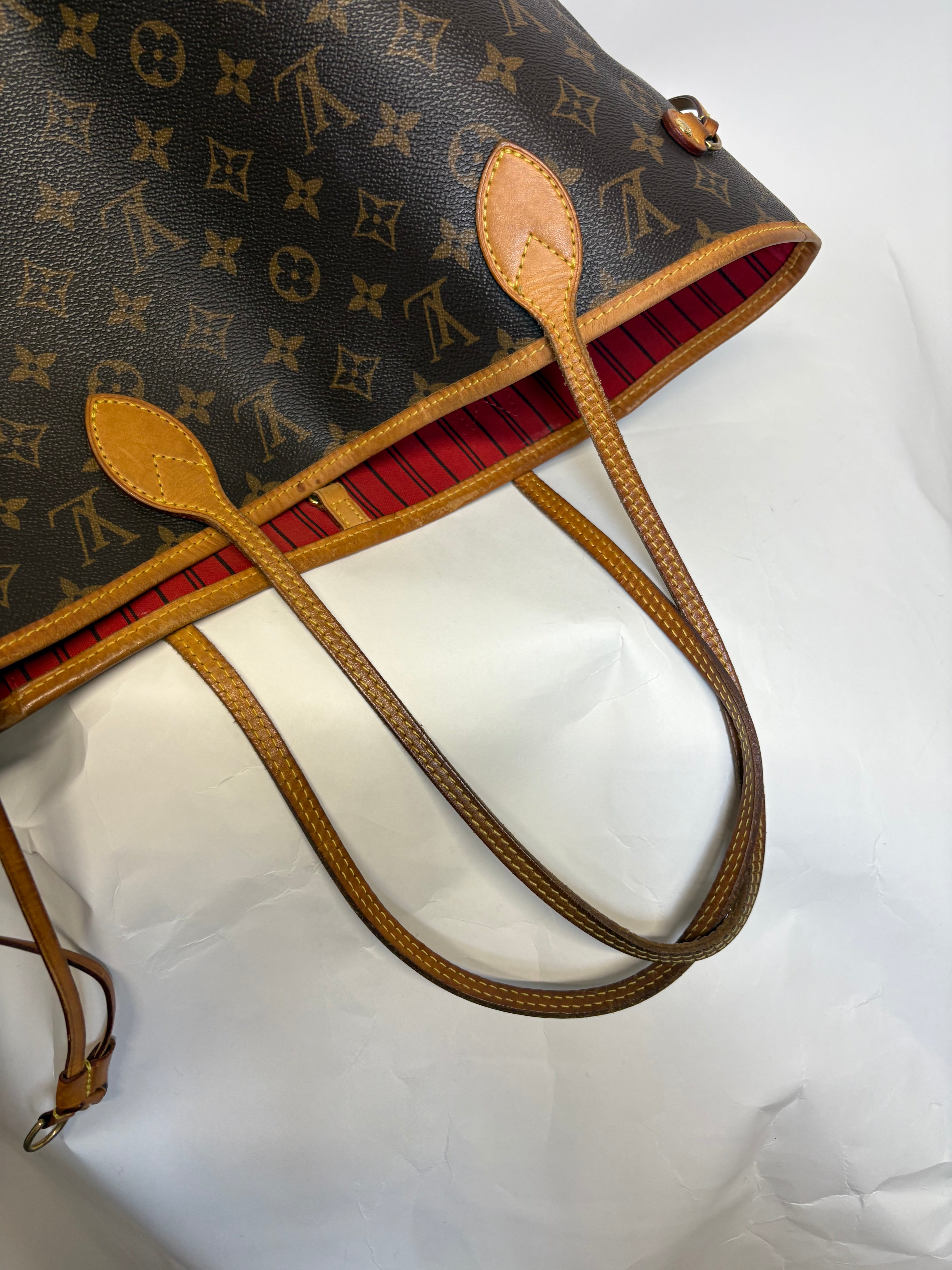 Louis Vuitton Neverfull MM Monogram y rojo