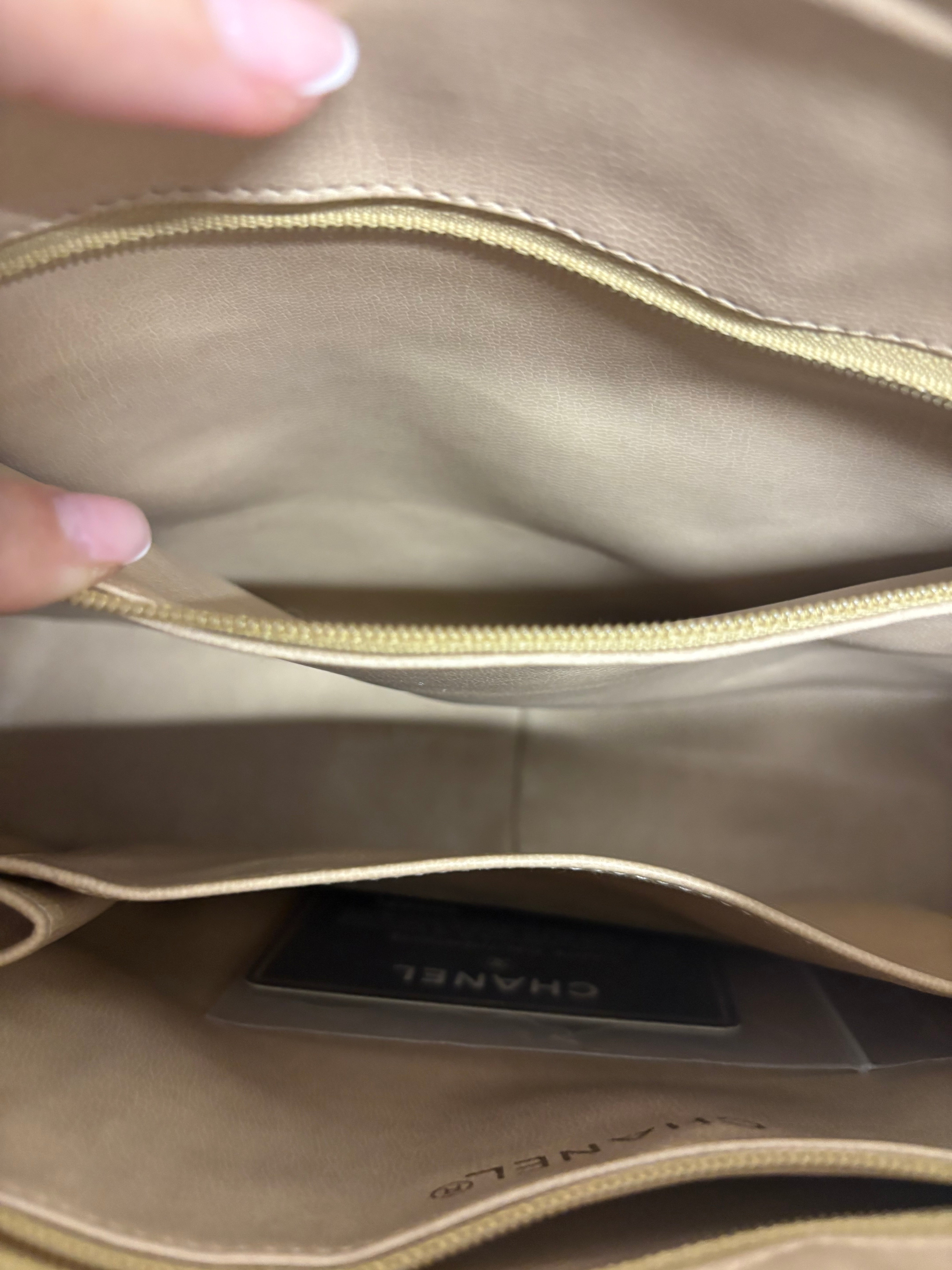 CHANEL V-Stitch Shoulder Bag Piel beige acolchada Chevron