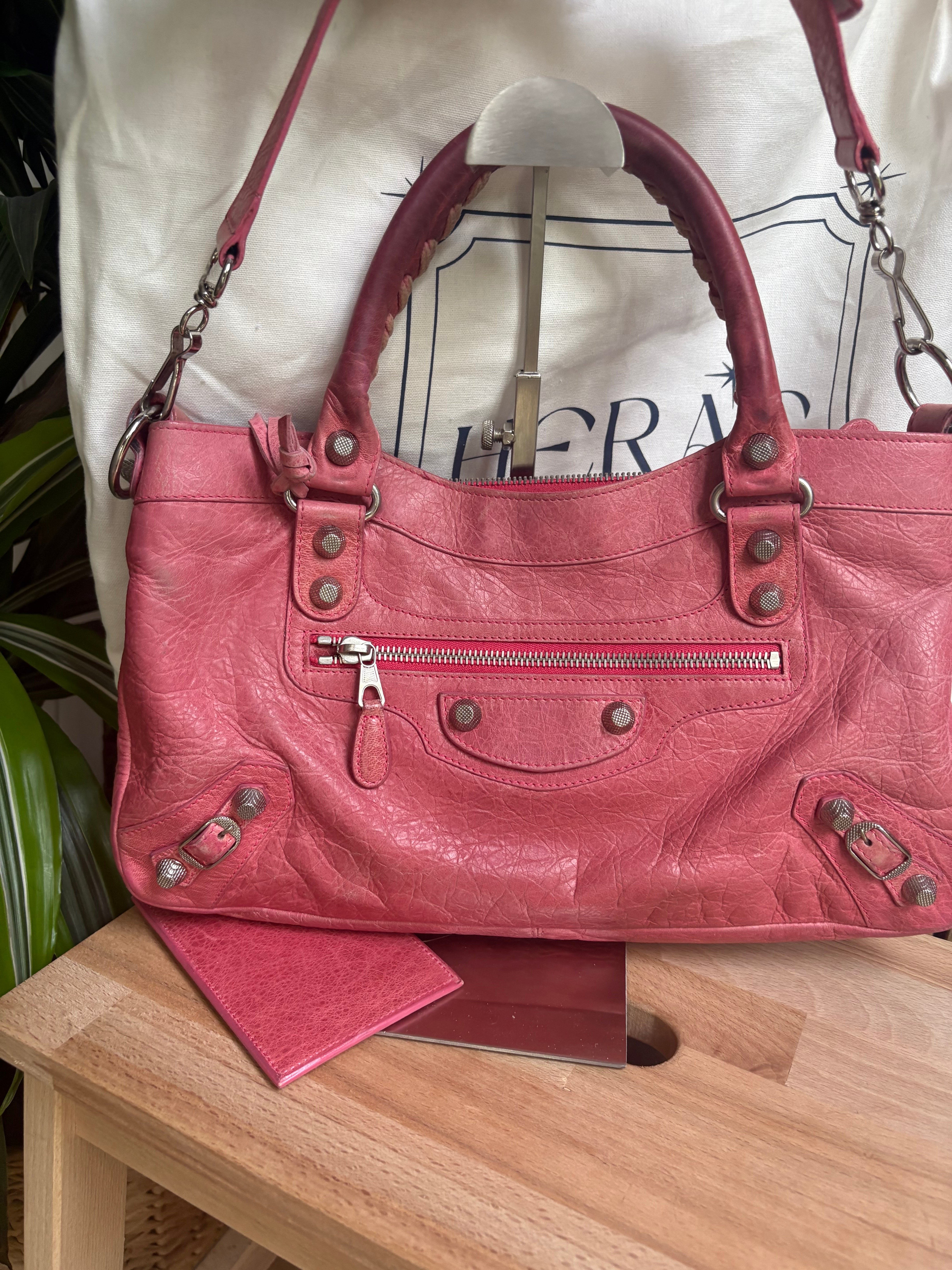 Balenciaga Classic City en rosa con bandolera 2WAY