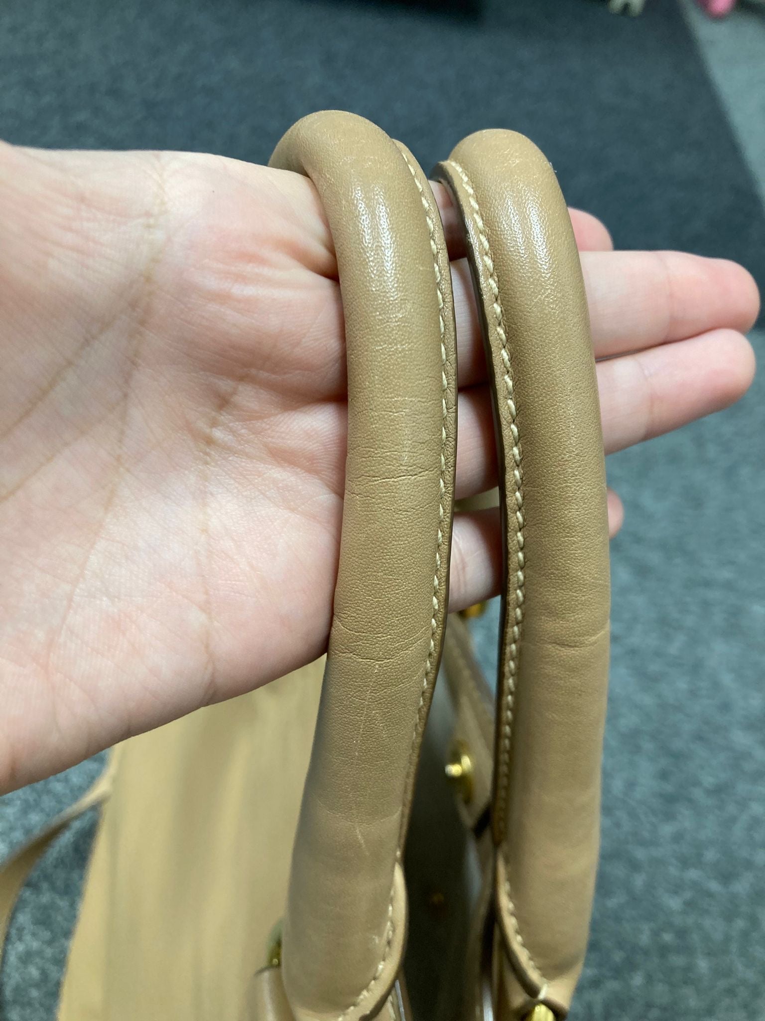 Prada Logo 2way Tote – Piel beige