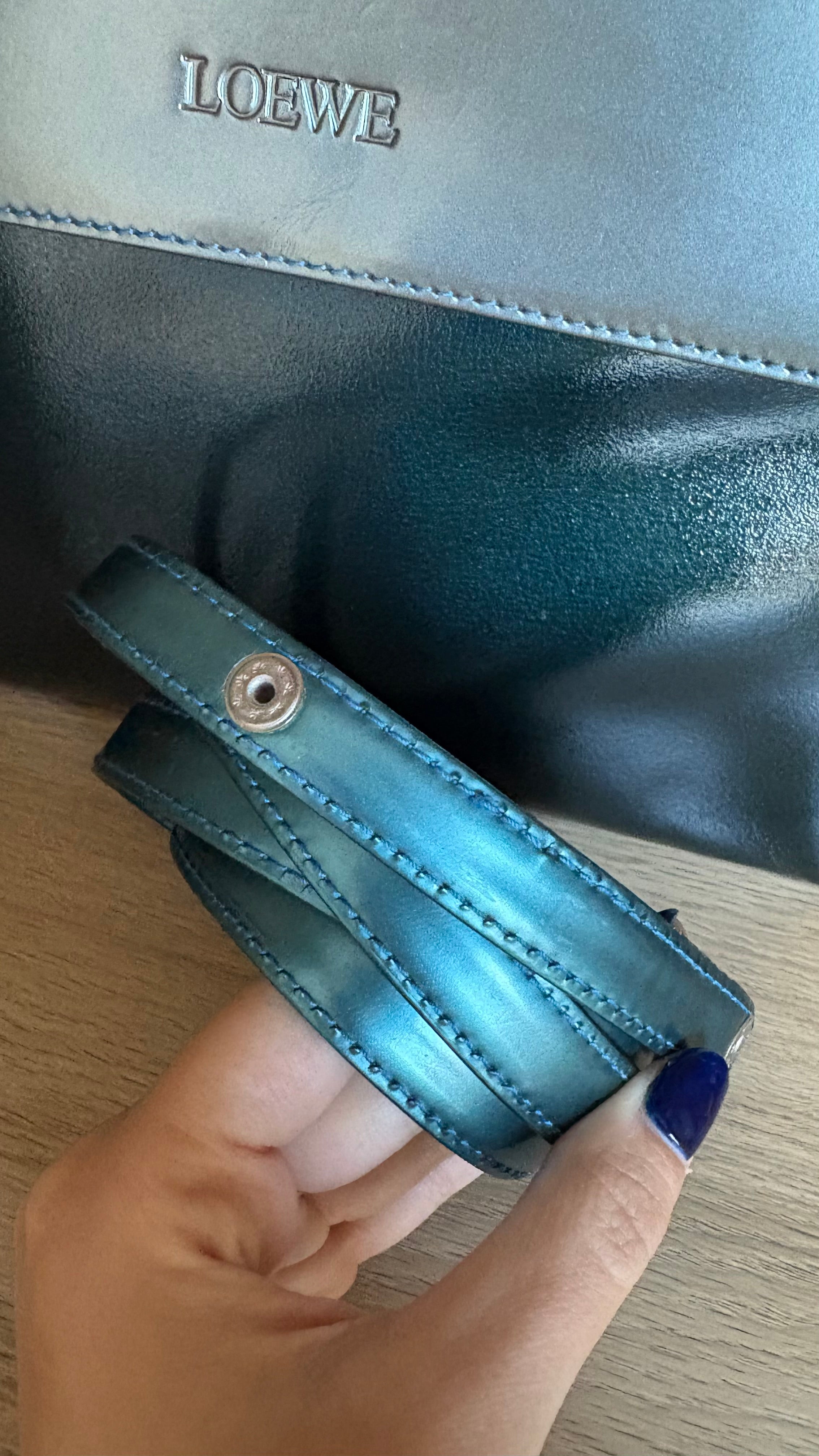 Bolso Loewe Velazquez Twist azul
oscuro/plateado