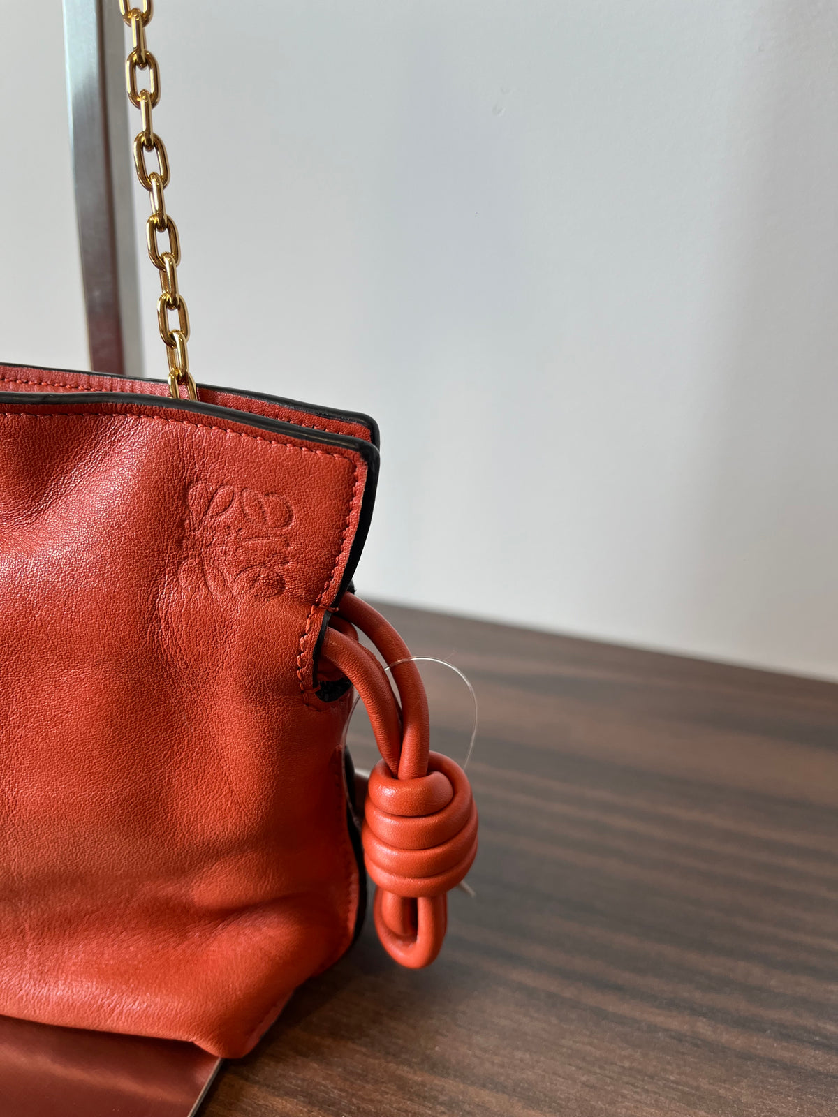 Loewe Flamenco Nano Piel Coral con Bandolera de Cadena Dorada