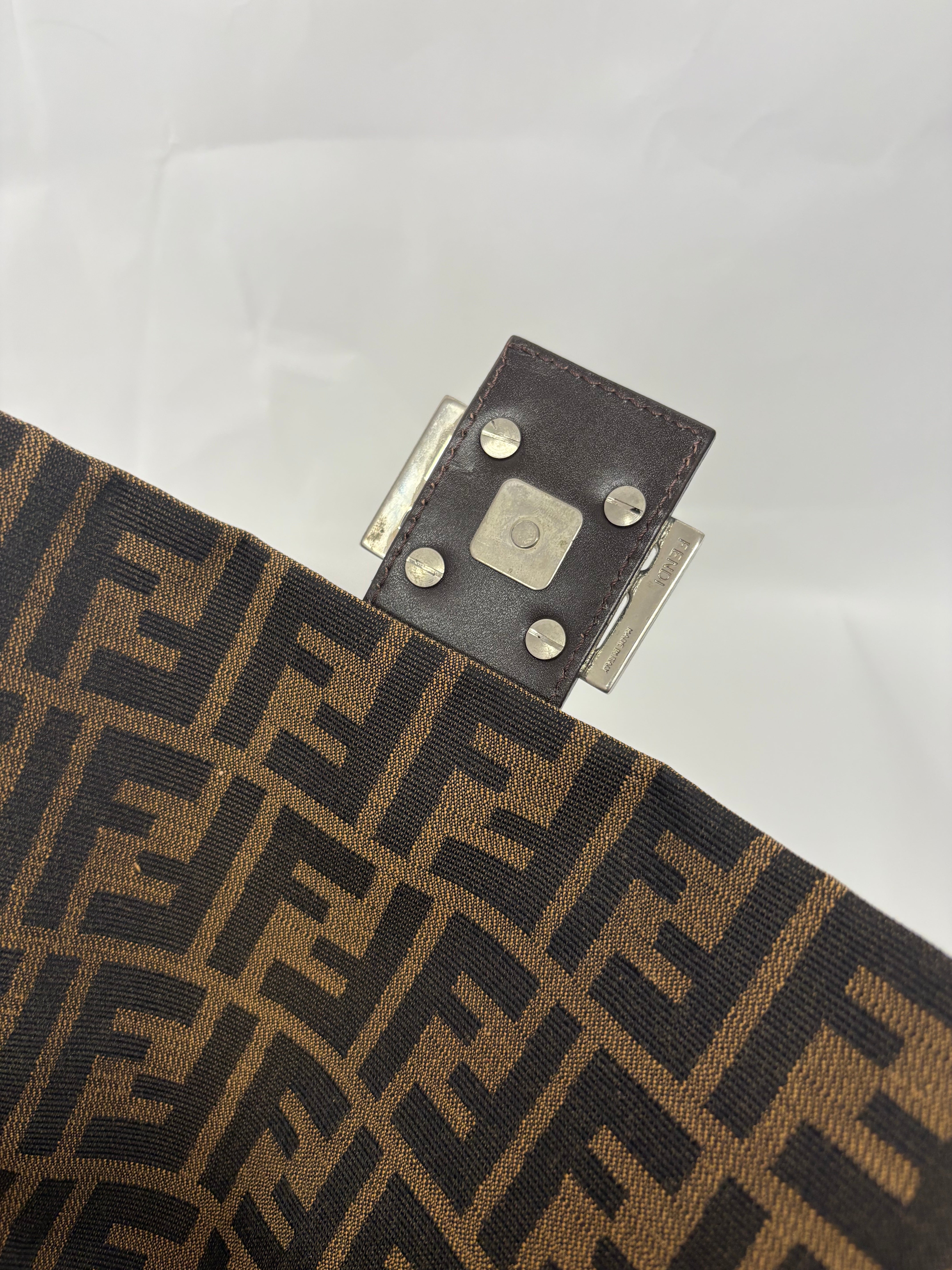 Fendi Mamma Baguette Zucca Canvas Marrón – Iconic FF