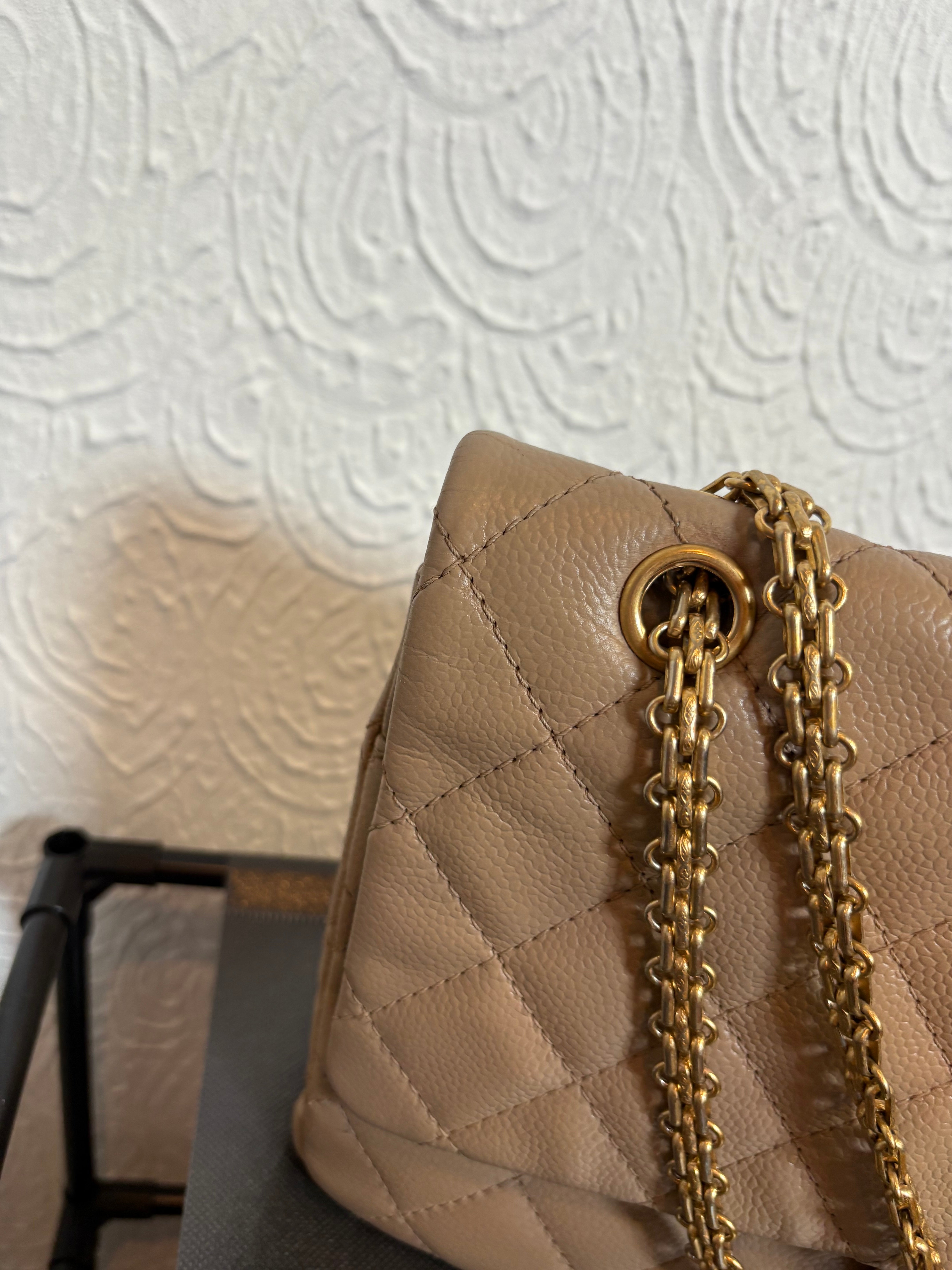 CHANEL 2.55 Double Flap Beige Caviar Cadena Doble Dorada