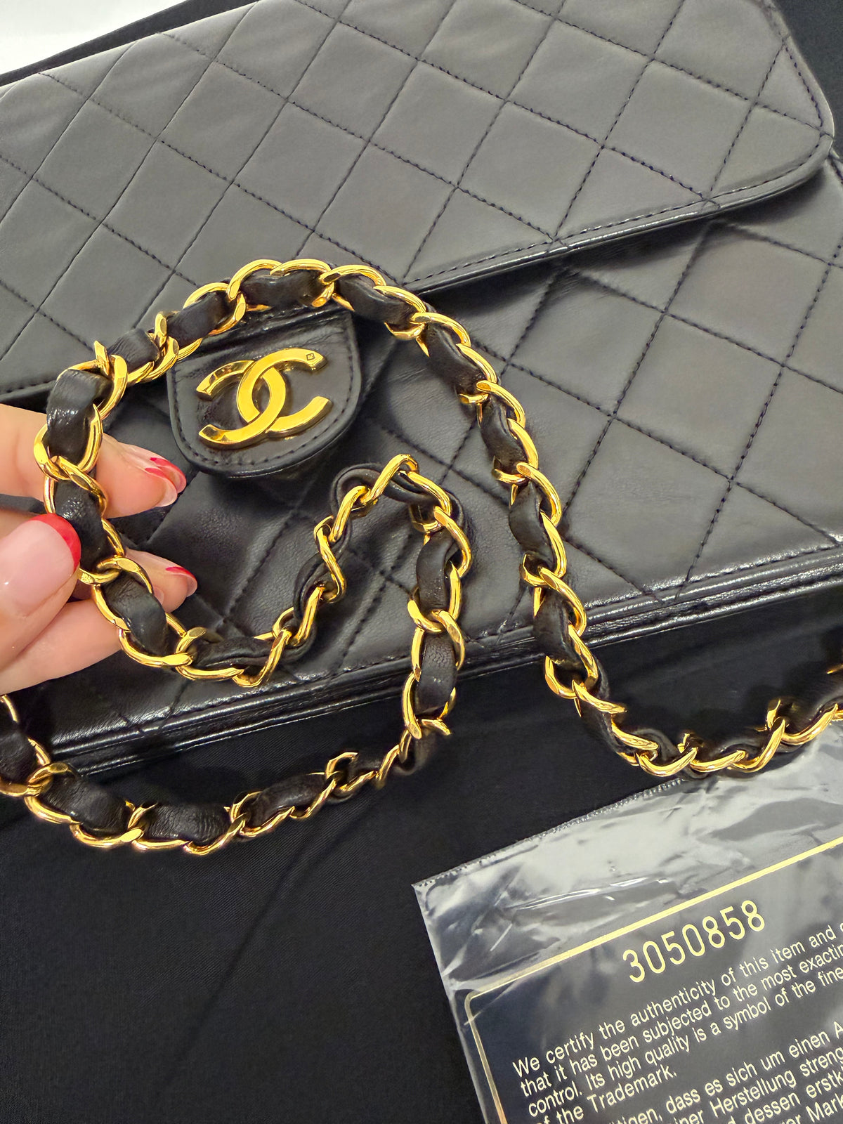 Chanel Classic Single Flap Mediano Piel de Cordero Negra Herrajes Dorados