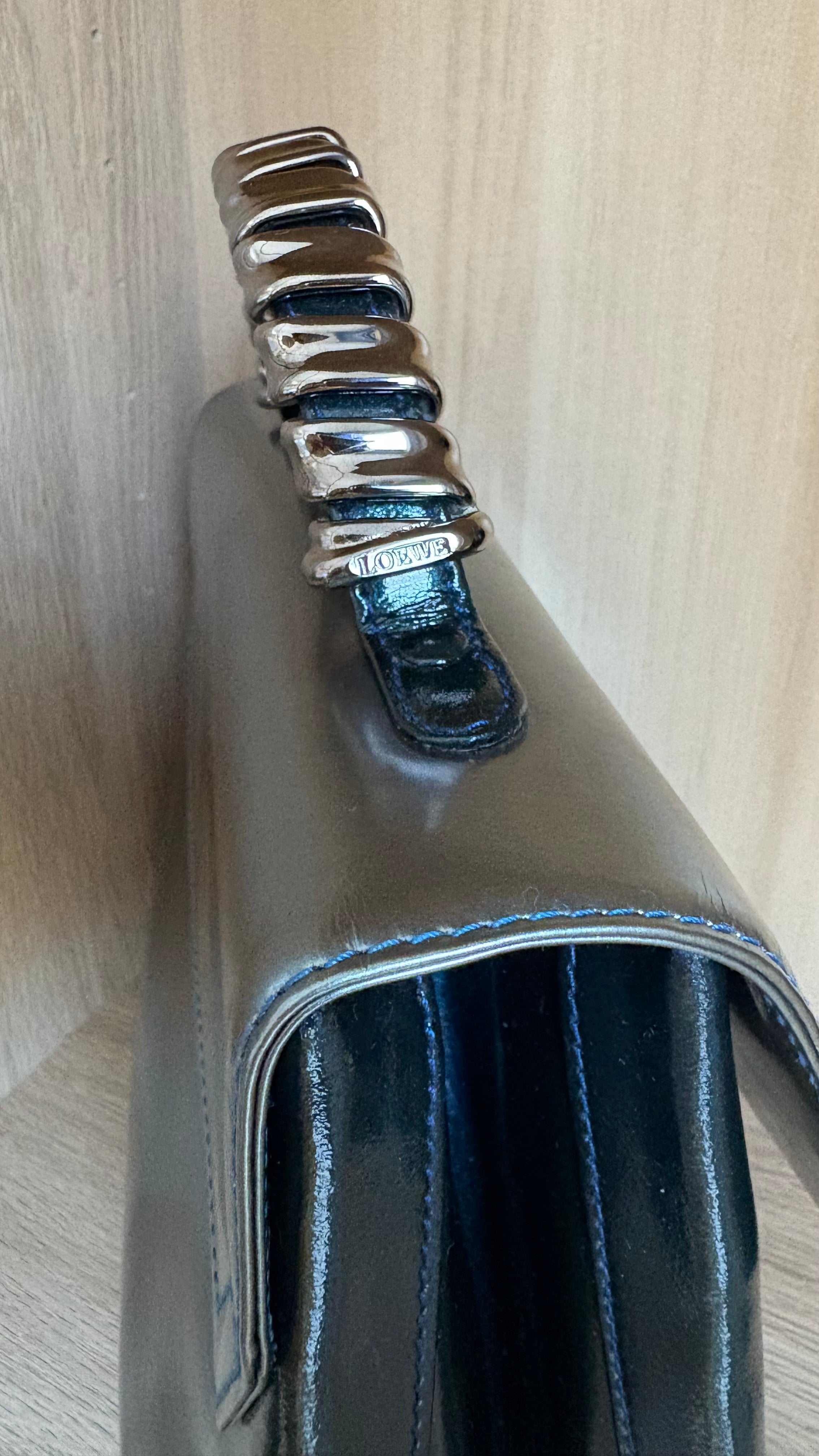 Bolso Loewe Velazquez Twist azul
oscuro/plateado