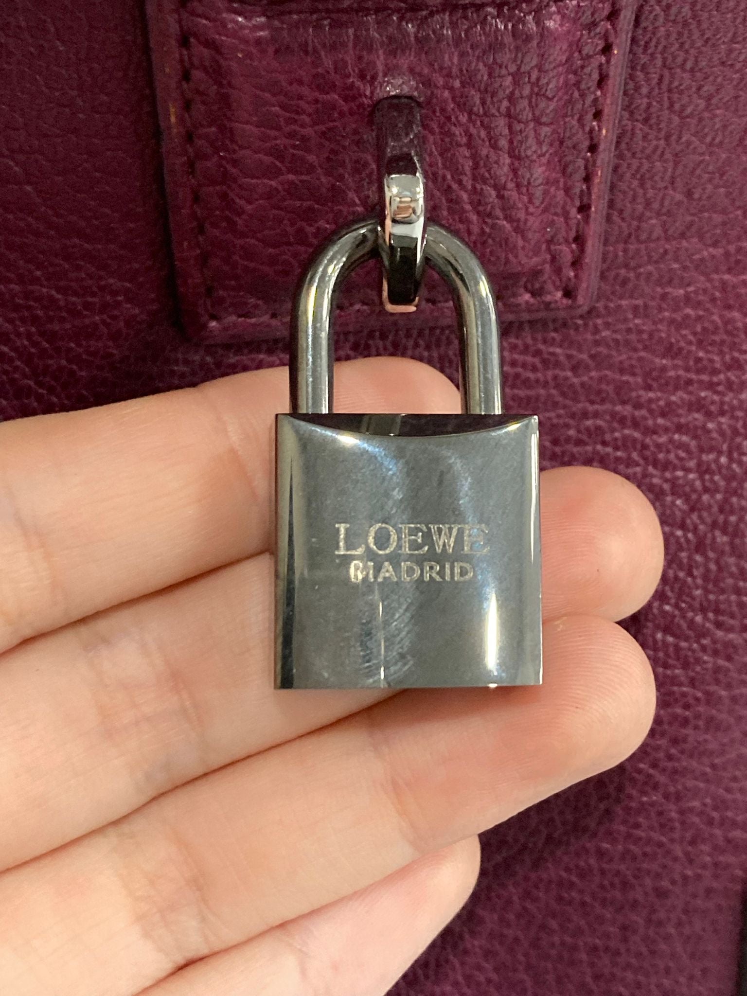 Loewe amazona 28 vino burdeos