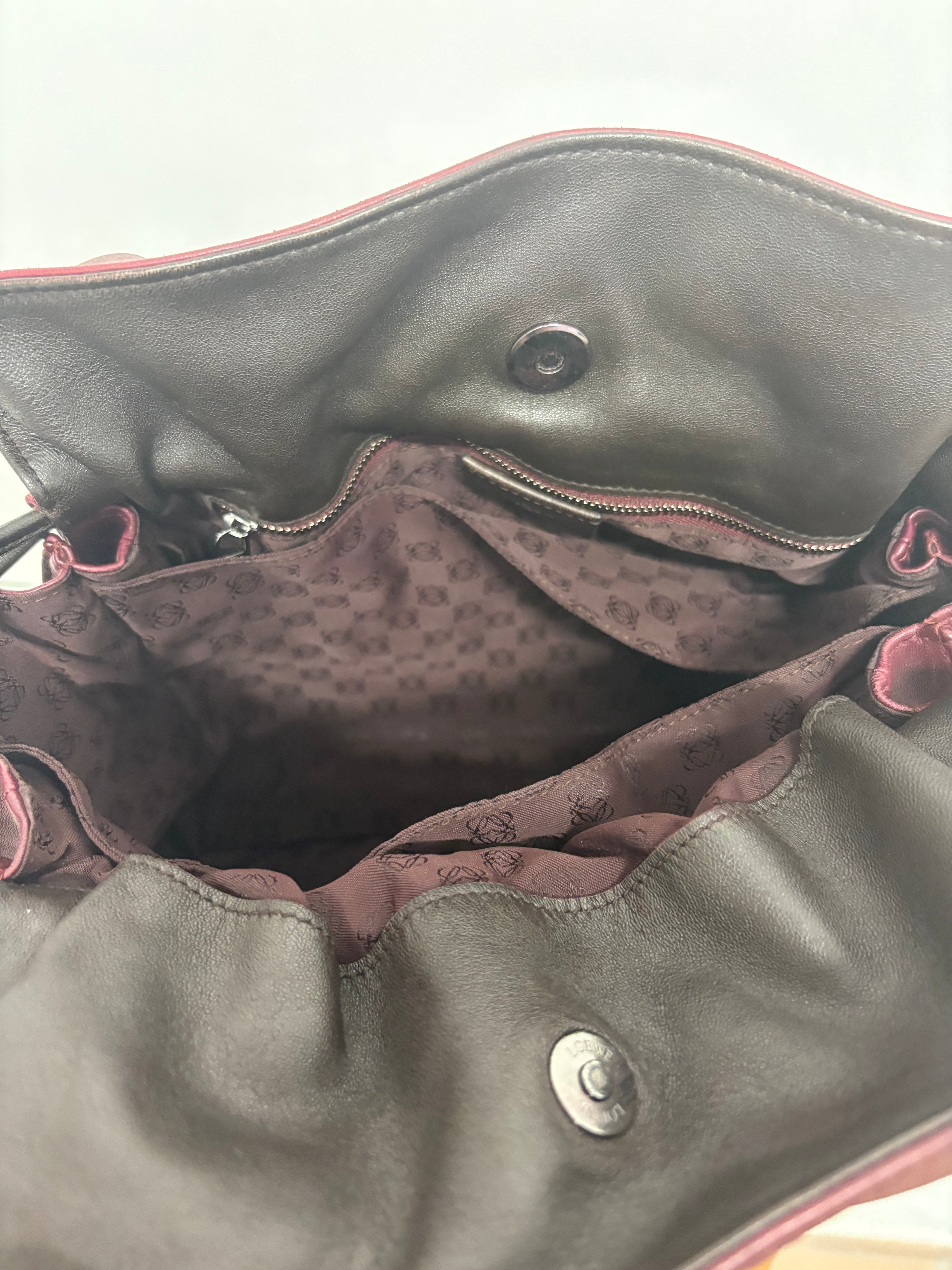 Loewe flamenco mediano burdeos y marrones con bandolera y borlas