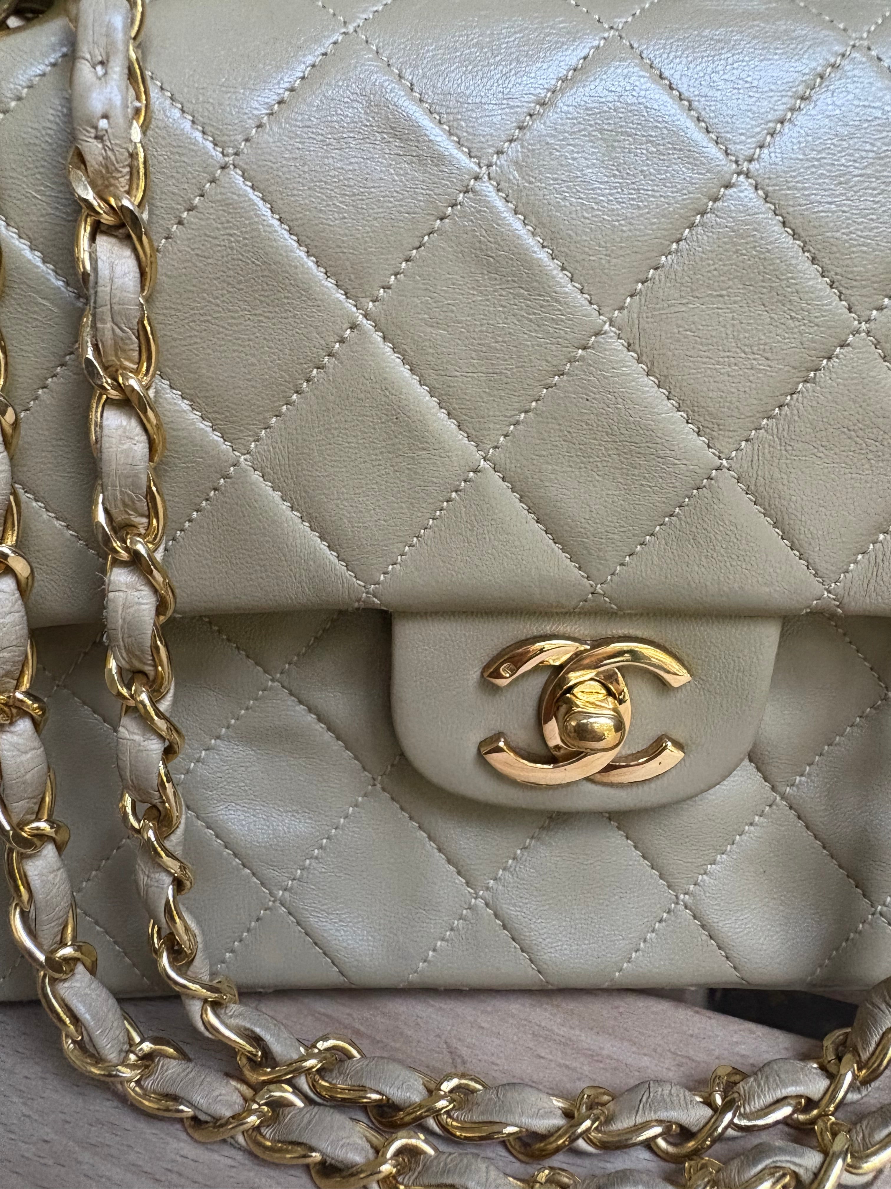 Chanel Timeless Double Flap 22 Beige en piel de cordero