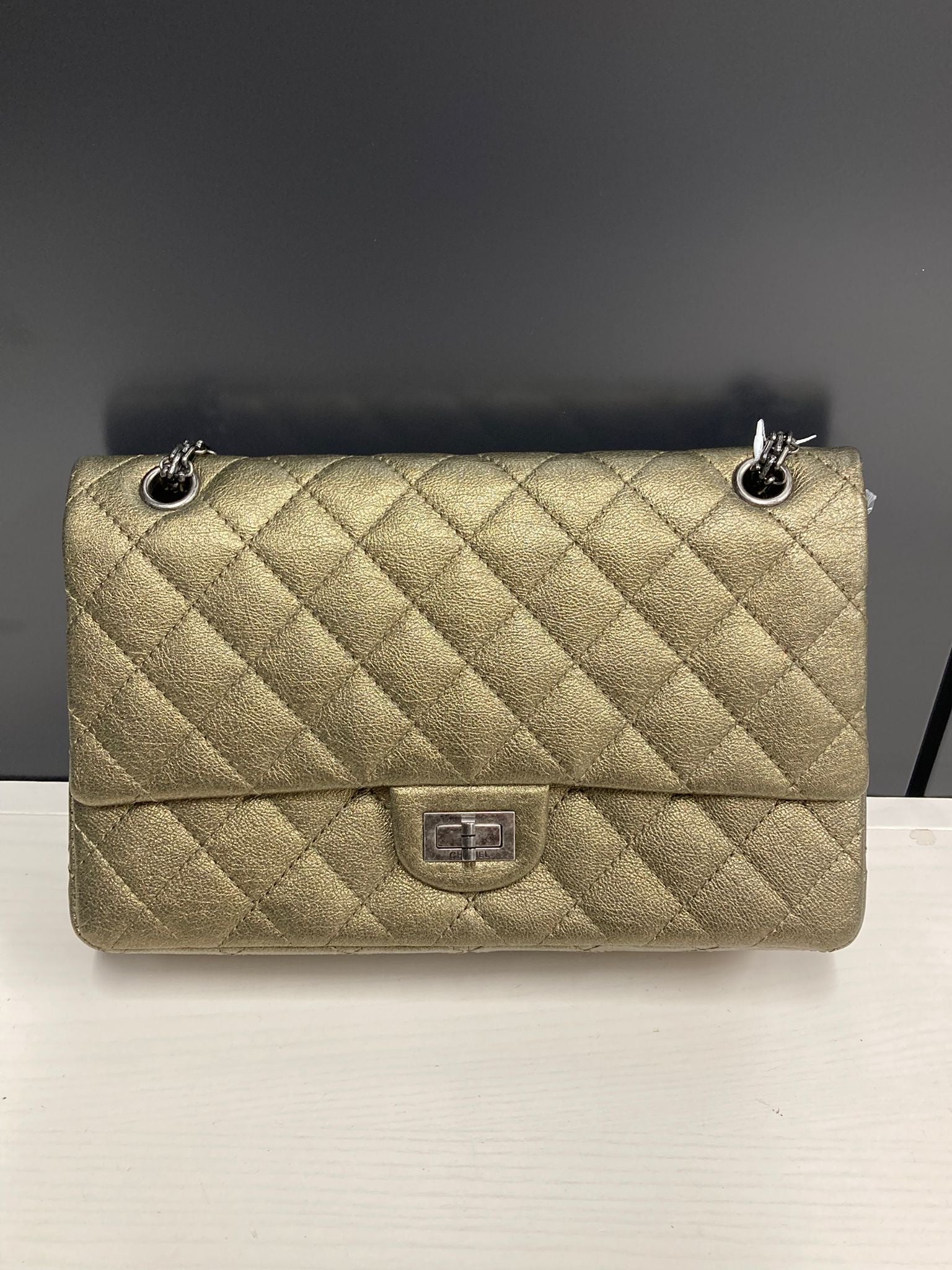 Chanel 2.55 Double Flap 28 en Piel de Ternera Verde Metalizado con Herrajes Gris/Negro