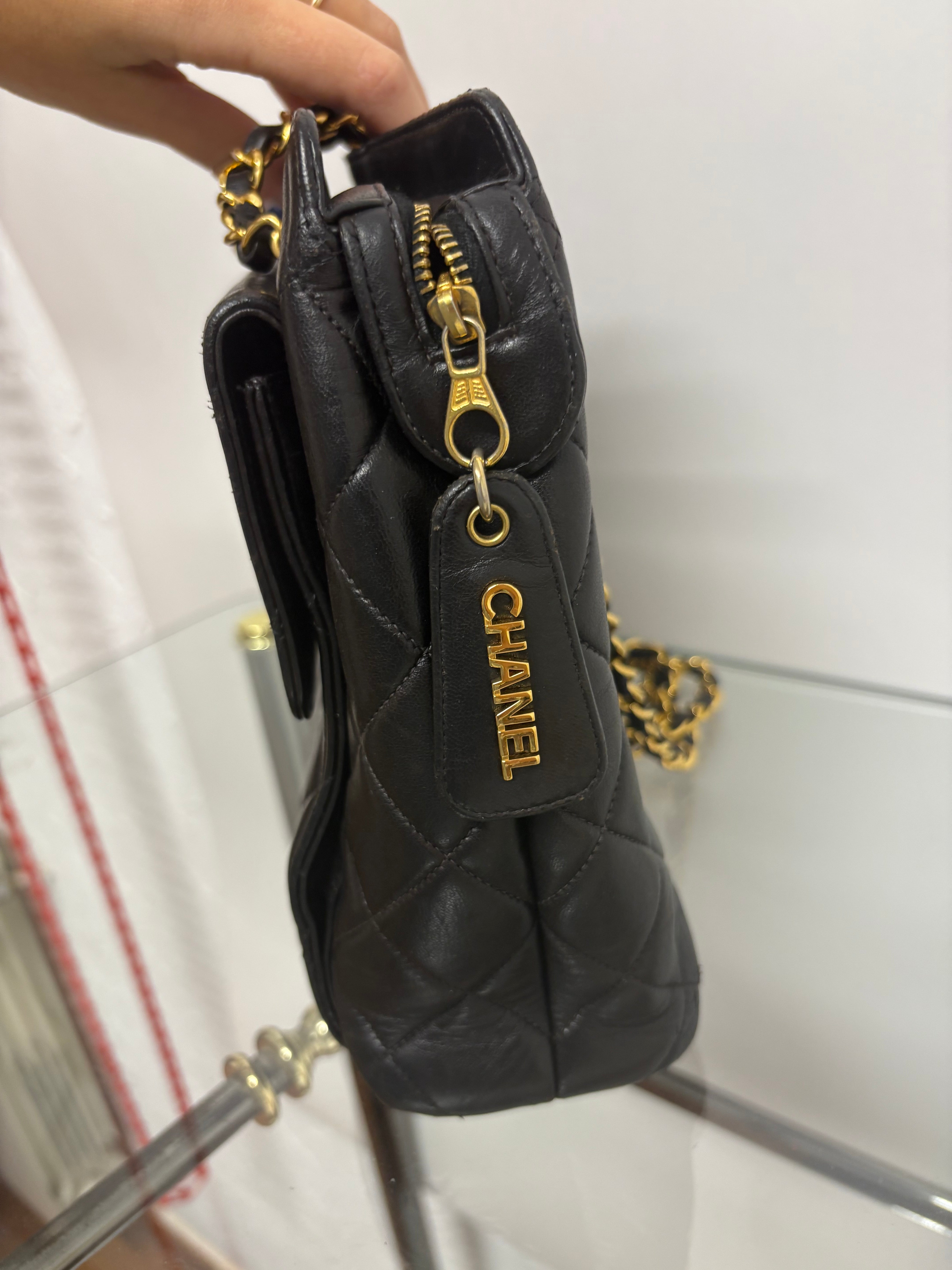 Chanel matelassé turn lock negro piel cordero cadena de hombro
