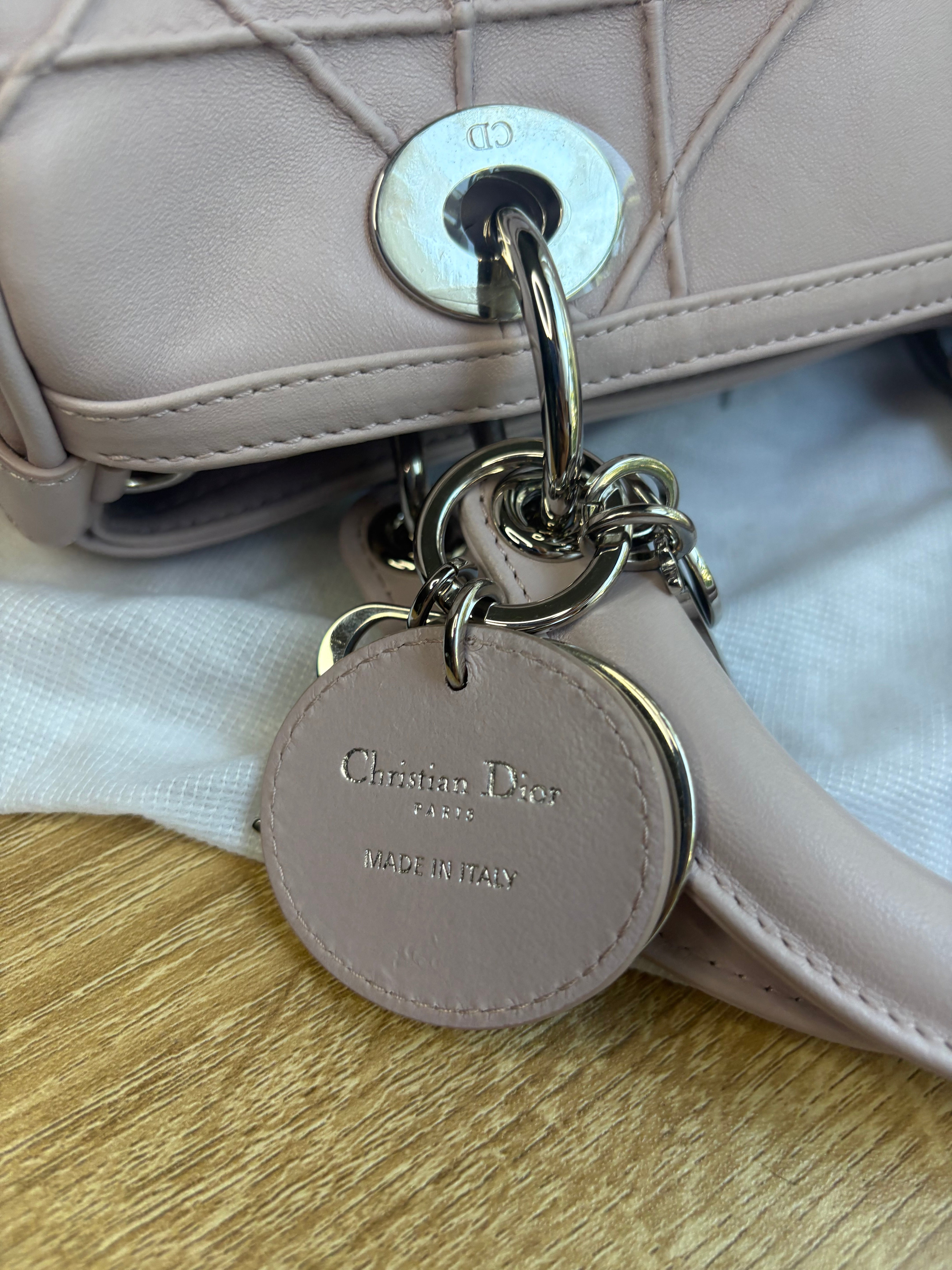 Christian Dior Lady Dior Granville – Rosa Palo con Herrajes Plateados y Bandolera