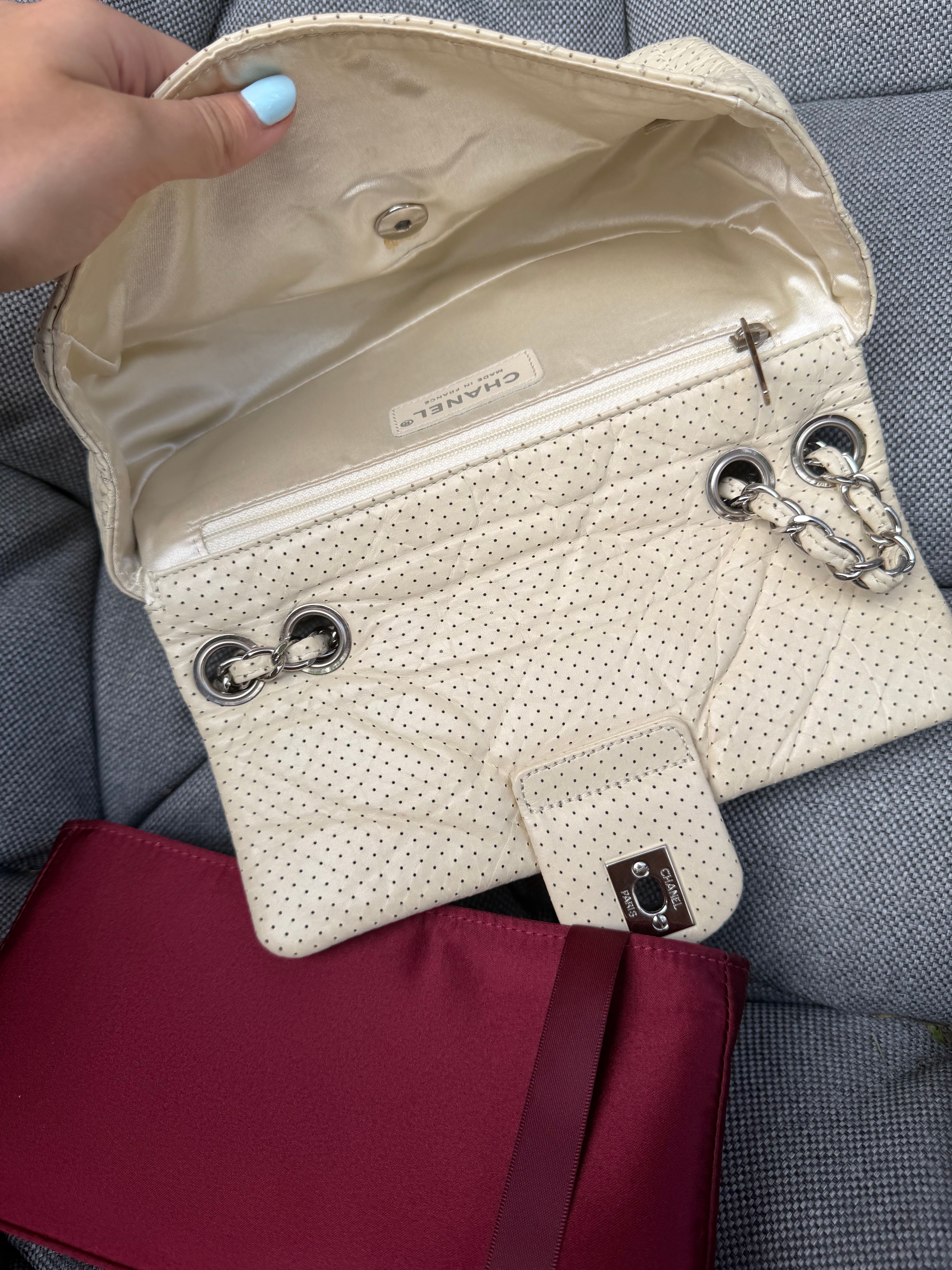 Chanel One Flap Small · Piel Perforada Marfil · Herrajes Plata