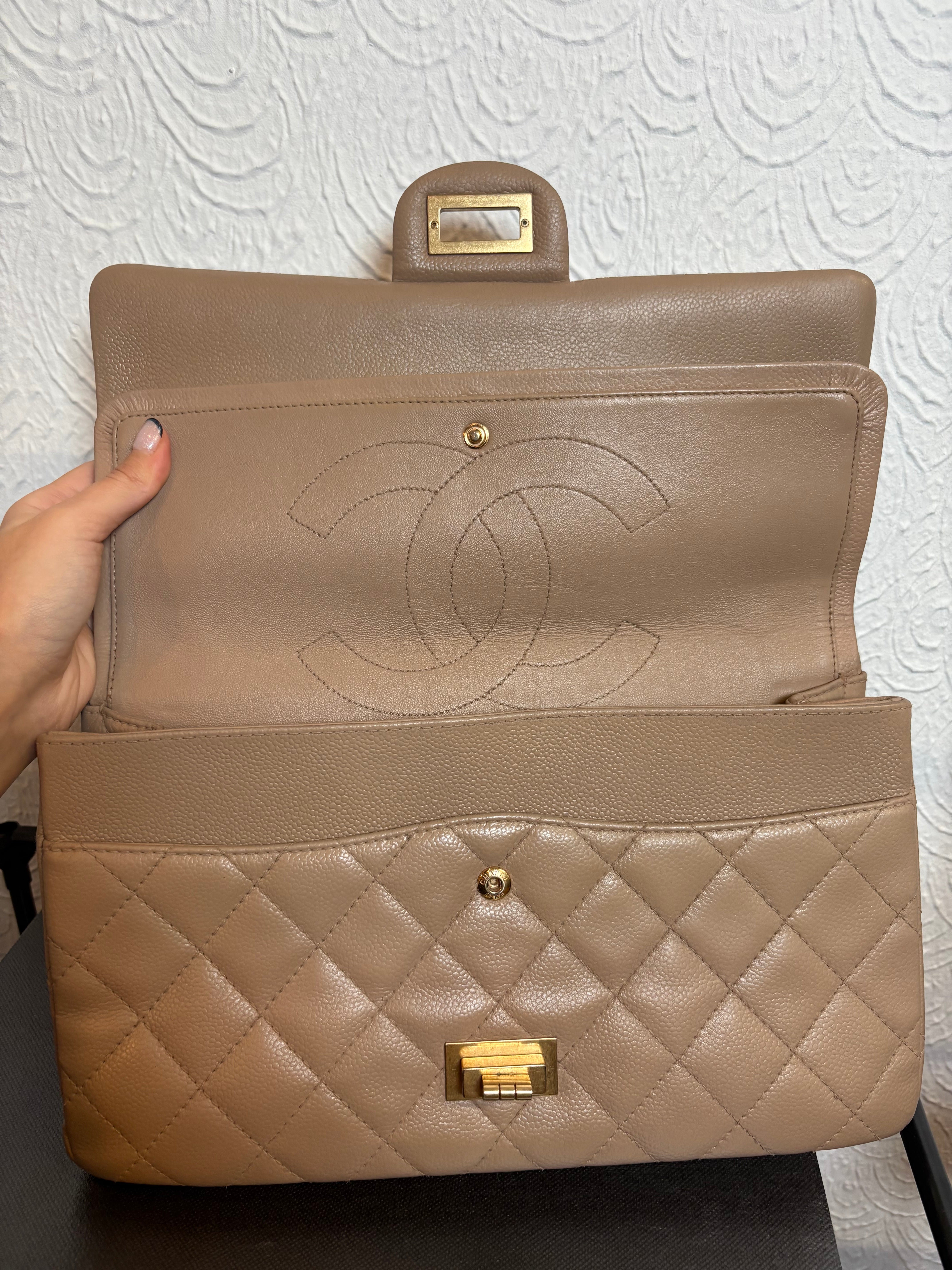 CHANEL 2.55 Double Flap Beige Caviar Cadena Doble Dorada