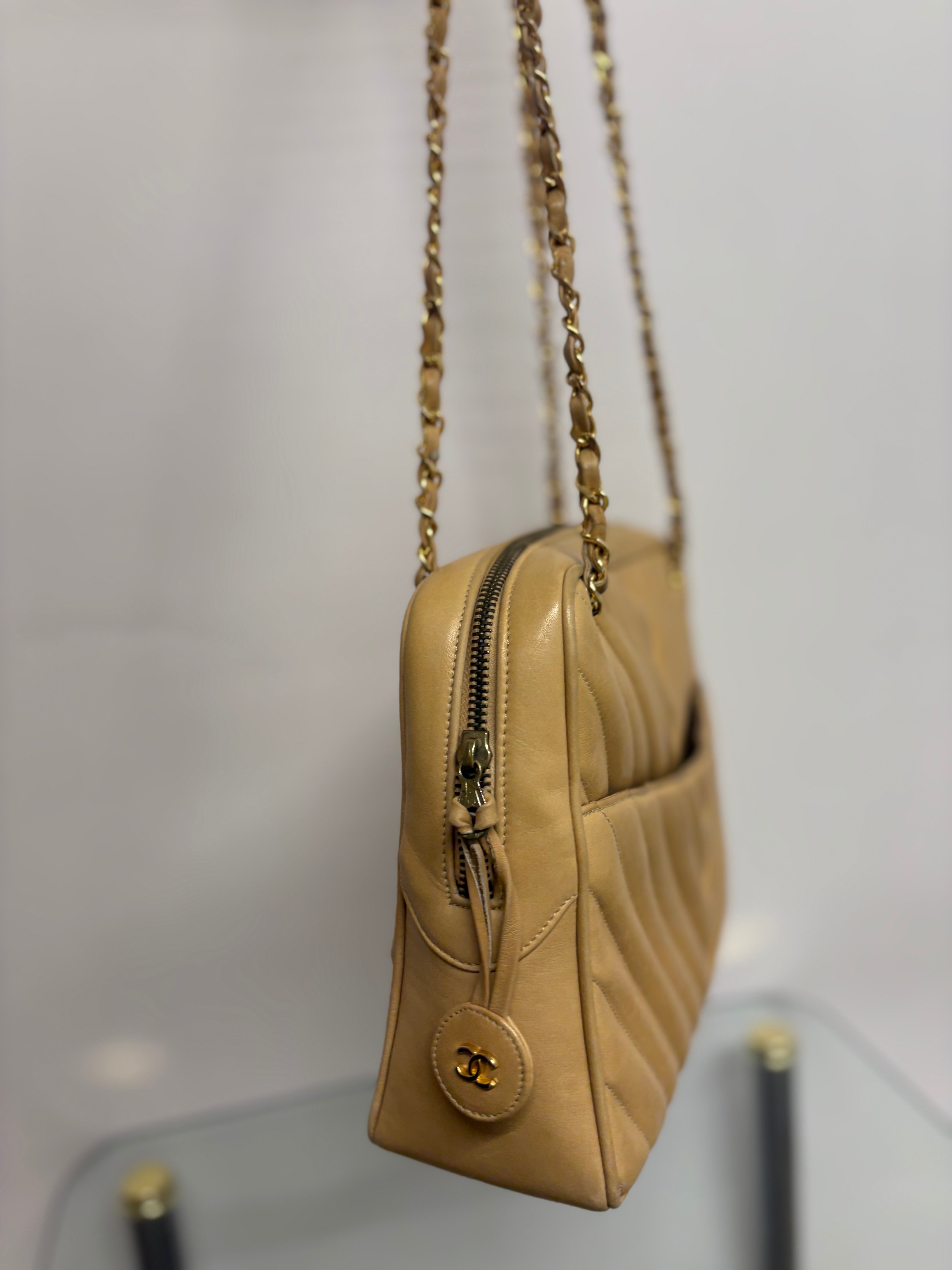 CHANEL V-Stitch Shoulder Bag Piel beige acolchada Chevron