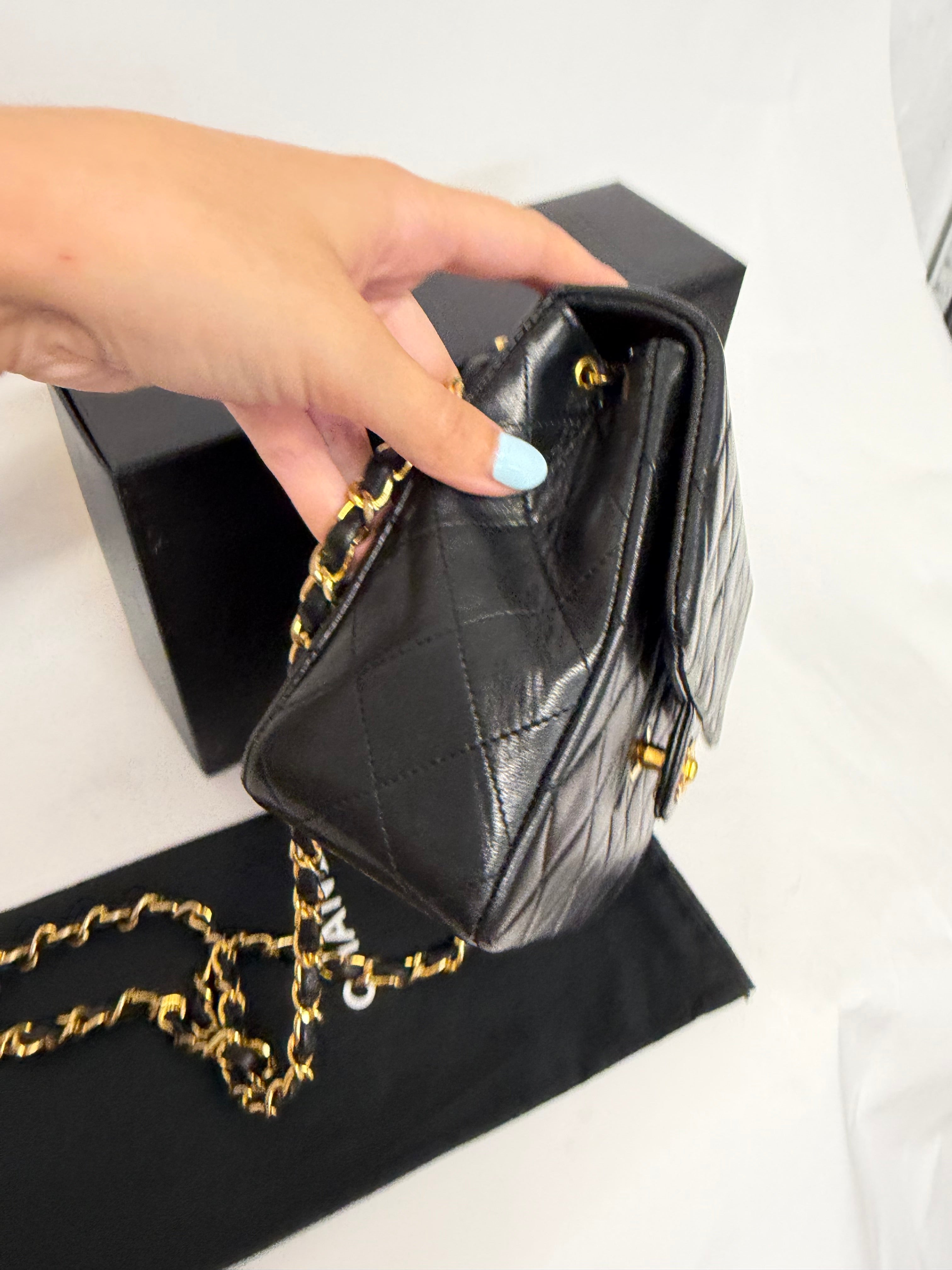 Chanel Mini Matelassé 20 Square Piel Cordero Negra