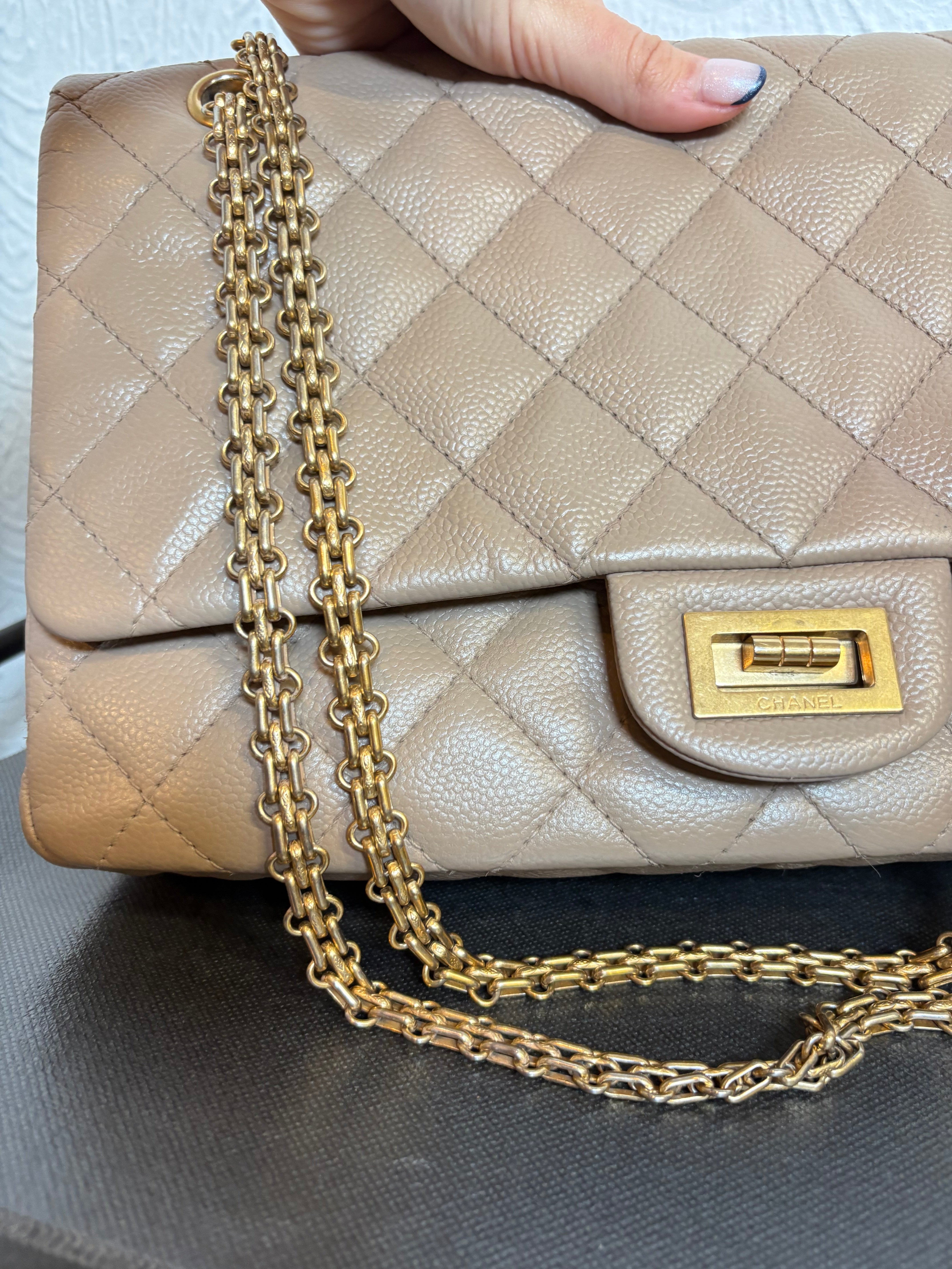 CHANEL 2.55 Double Flap Beige Caviar Cadena Doble Dorada