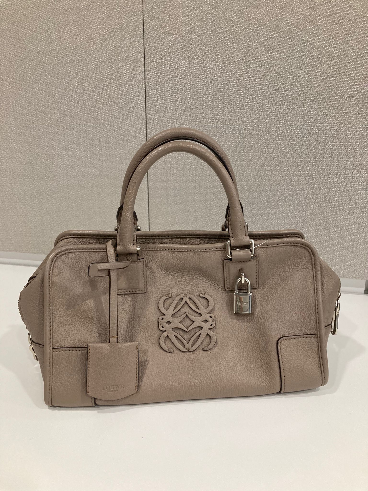Loewe Amazona 28 piel greige con herrajes plata y bandolera extra