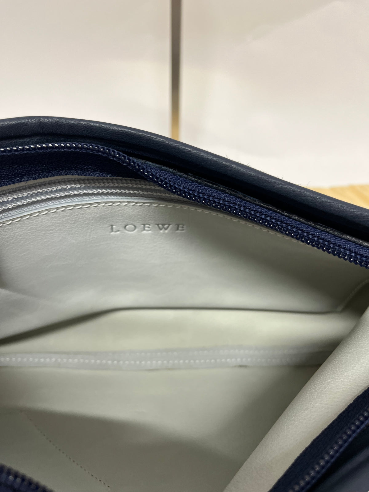 Loewe Hobo Pequeño Piel de Cordero Azul Marino y Ante Verde Claro · Herrajes Plata