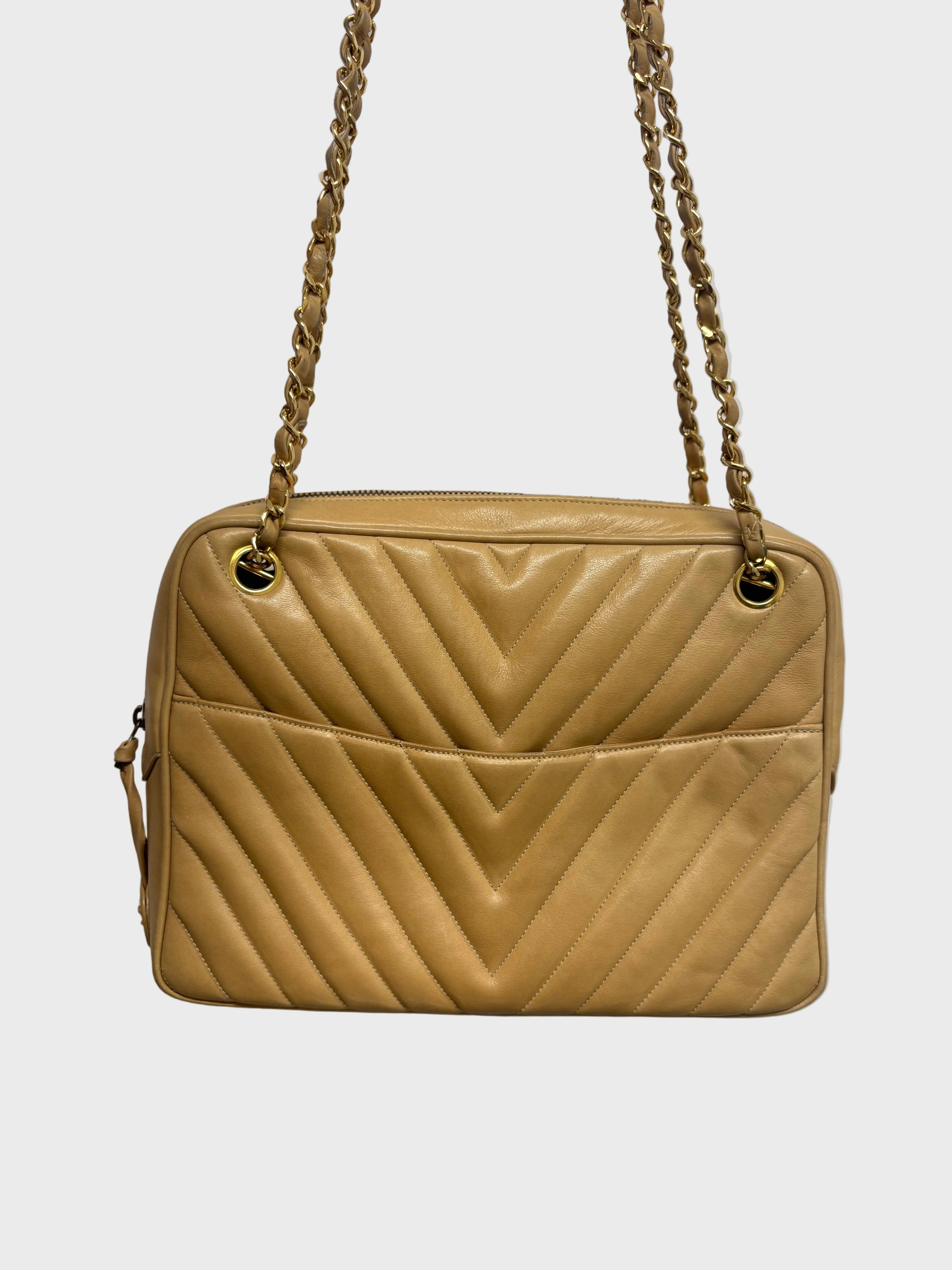 CHANEL V-Stitch Shoulder Bag Piel beige acolchada Chevron