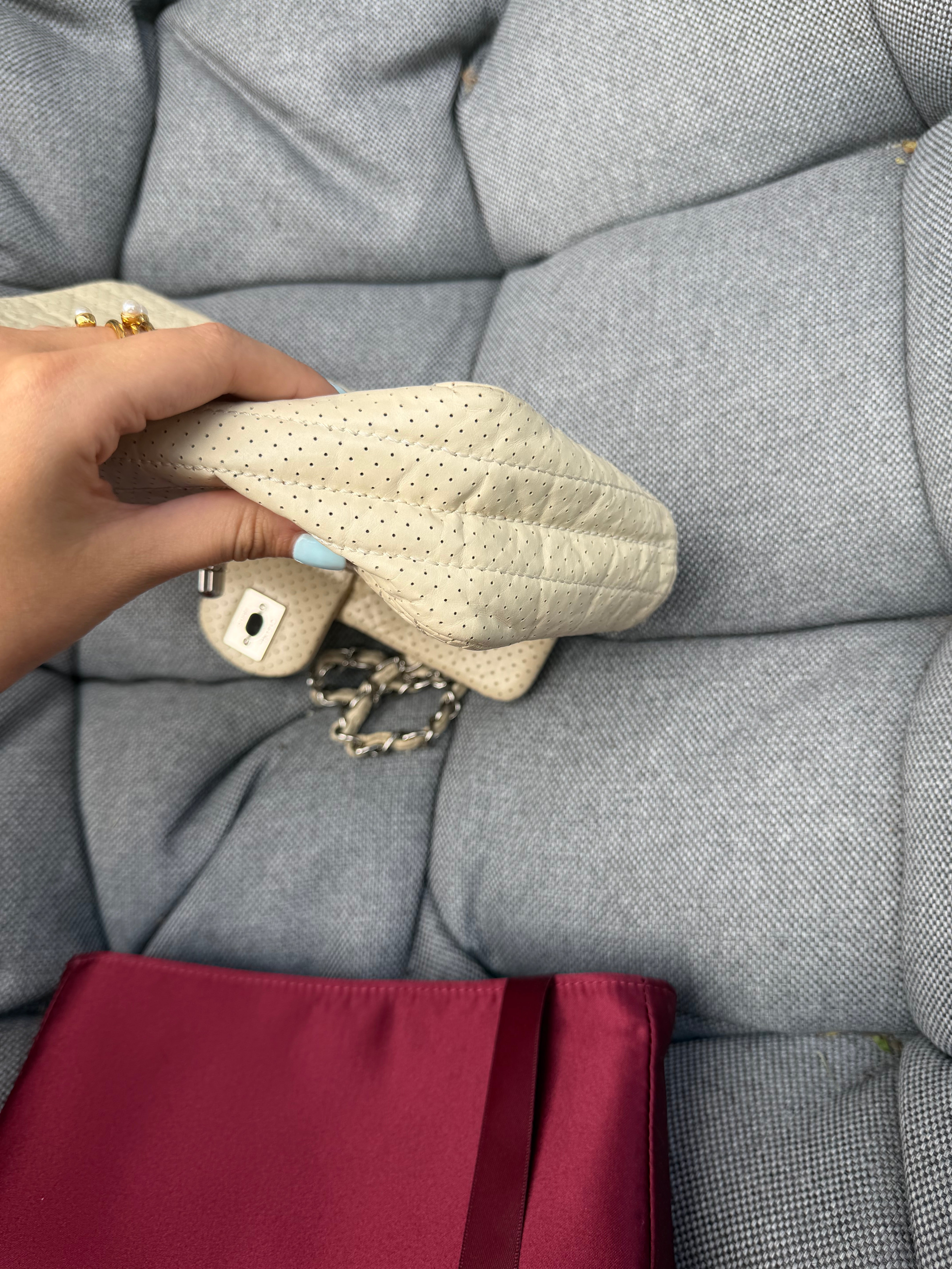 Chanel One Flap Small · Piel Perforada Marfil · Herrajes Plata