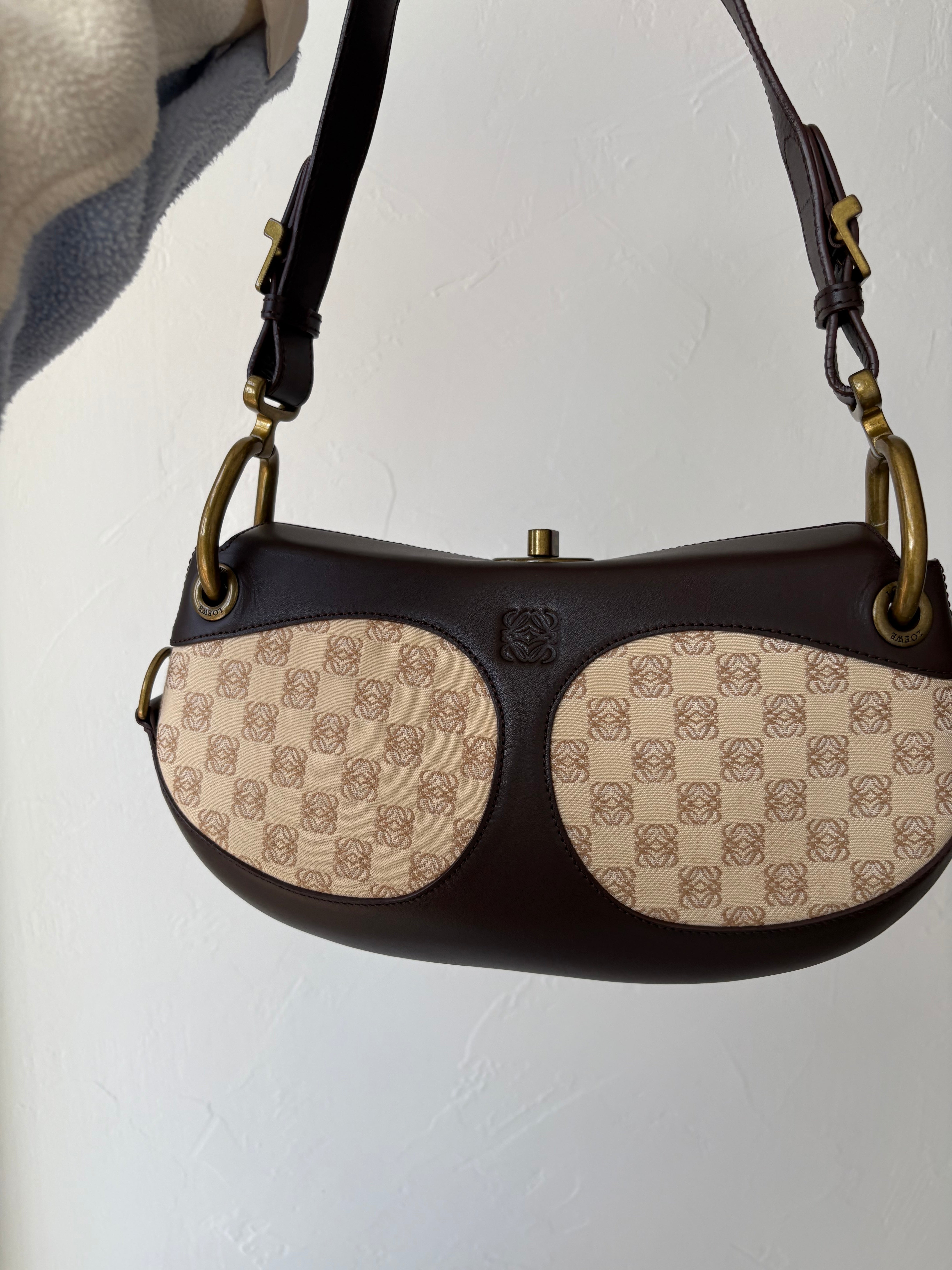 Loewe anagram lock shoulder bag canvas y piel marrón vintage