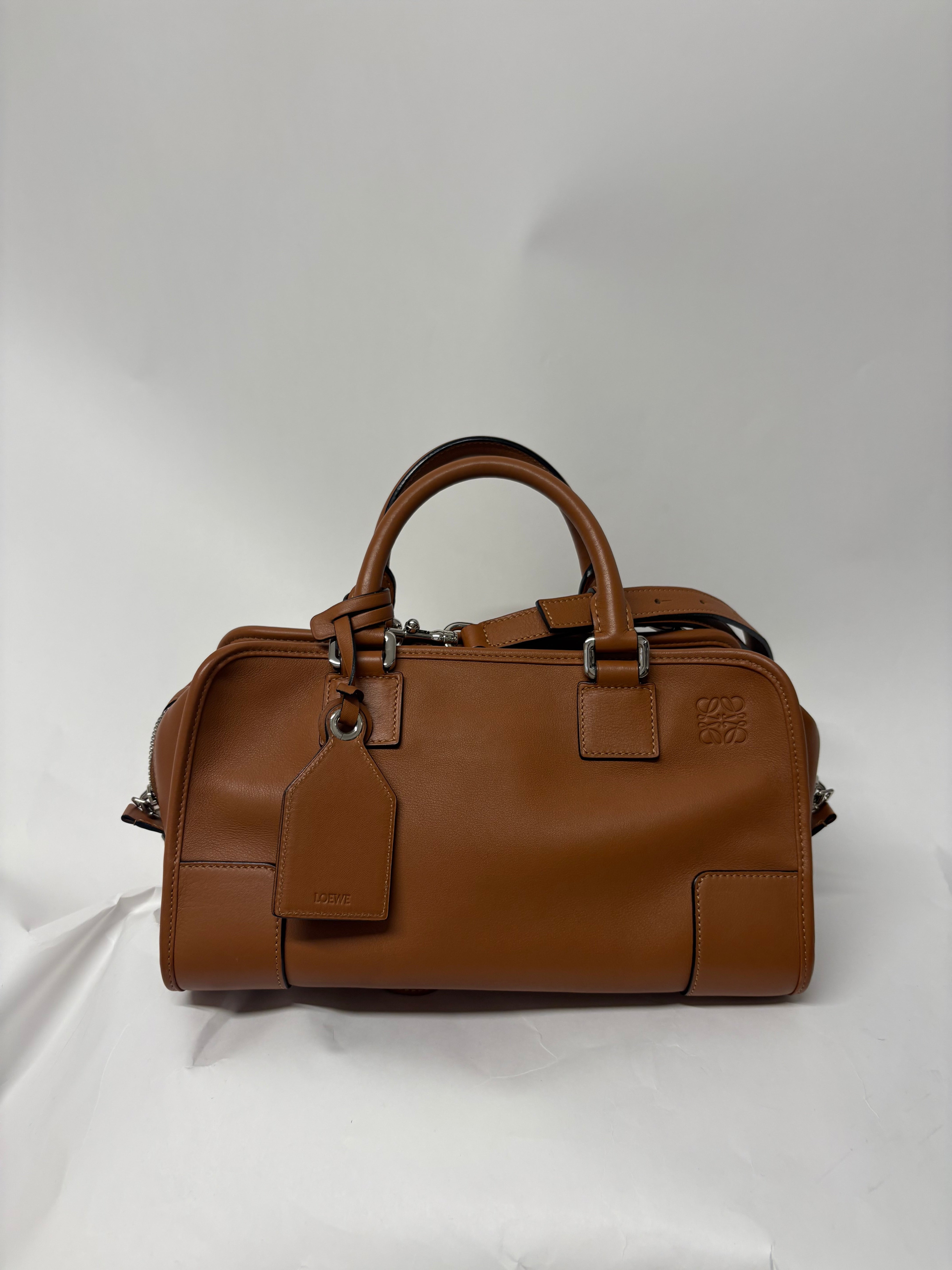 Loewe Amazona 30 Piel Camel con bandolera – Colección Clásica