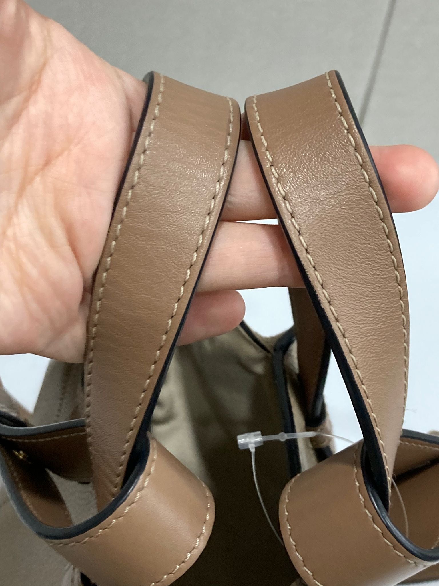 Loewe Hammock Compact en piel de ternera graneada beige