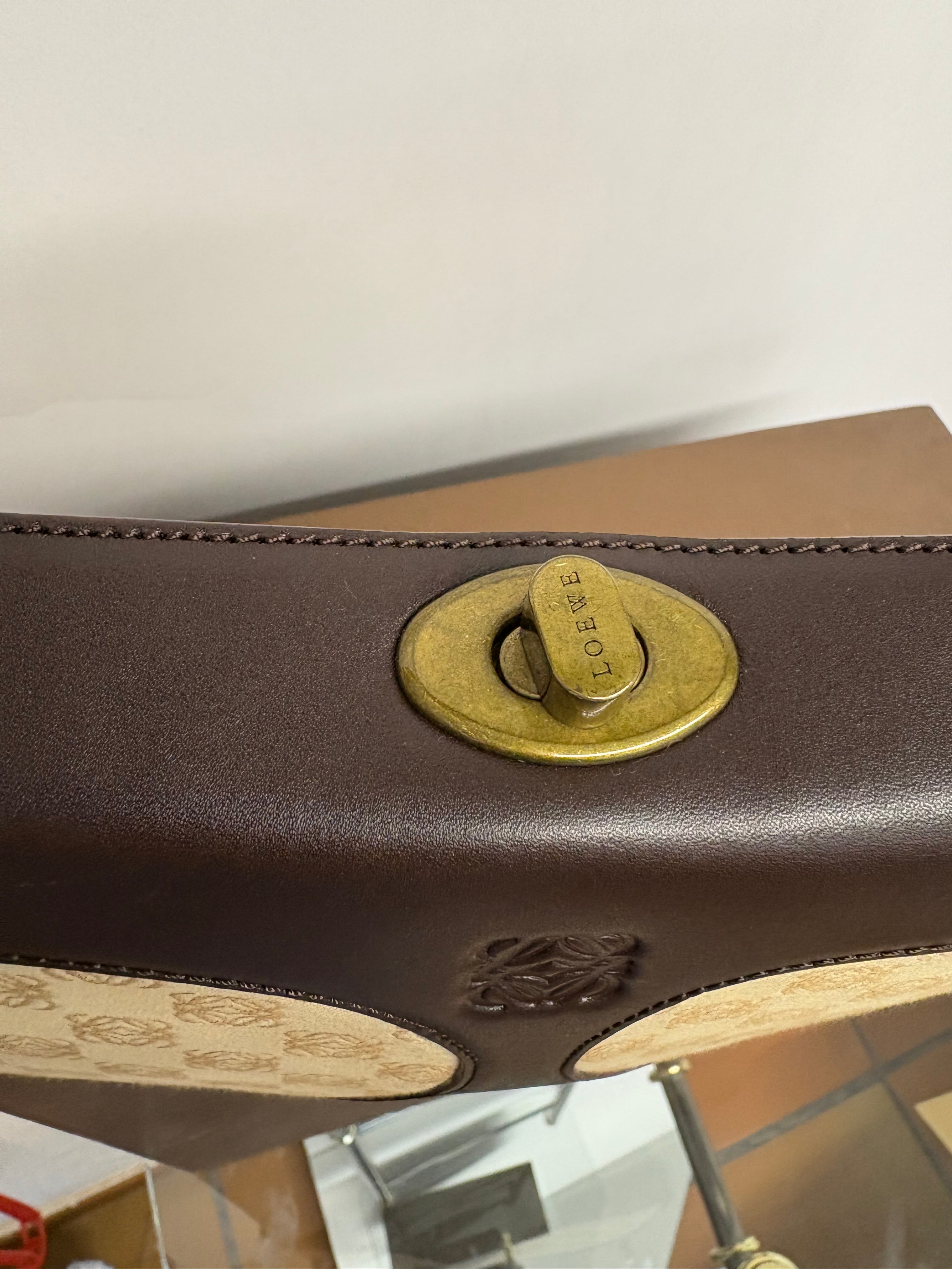 Loewe anagram lock shoulder bag canvas y piel marrón vintage