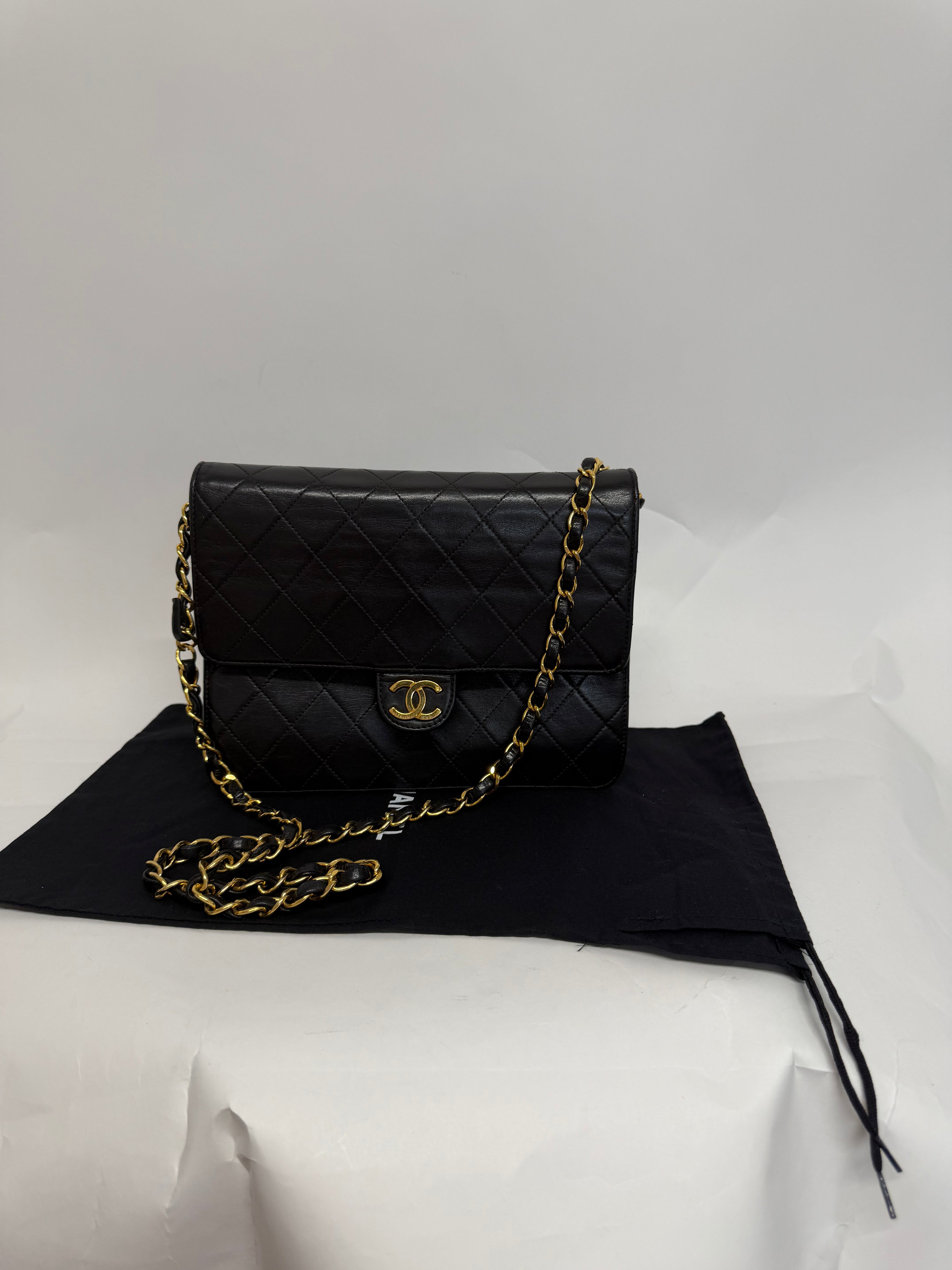 Chanel timeless Push Lock 22 Matelassé Cadena Piel Cordero Negra