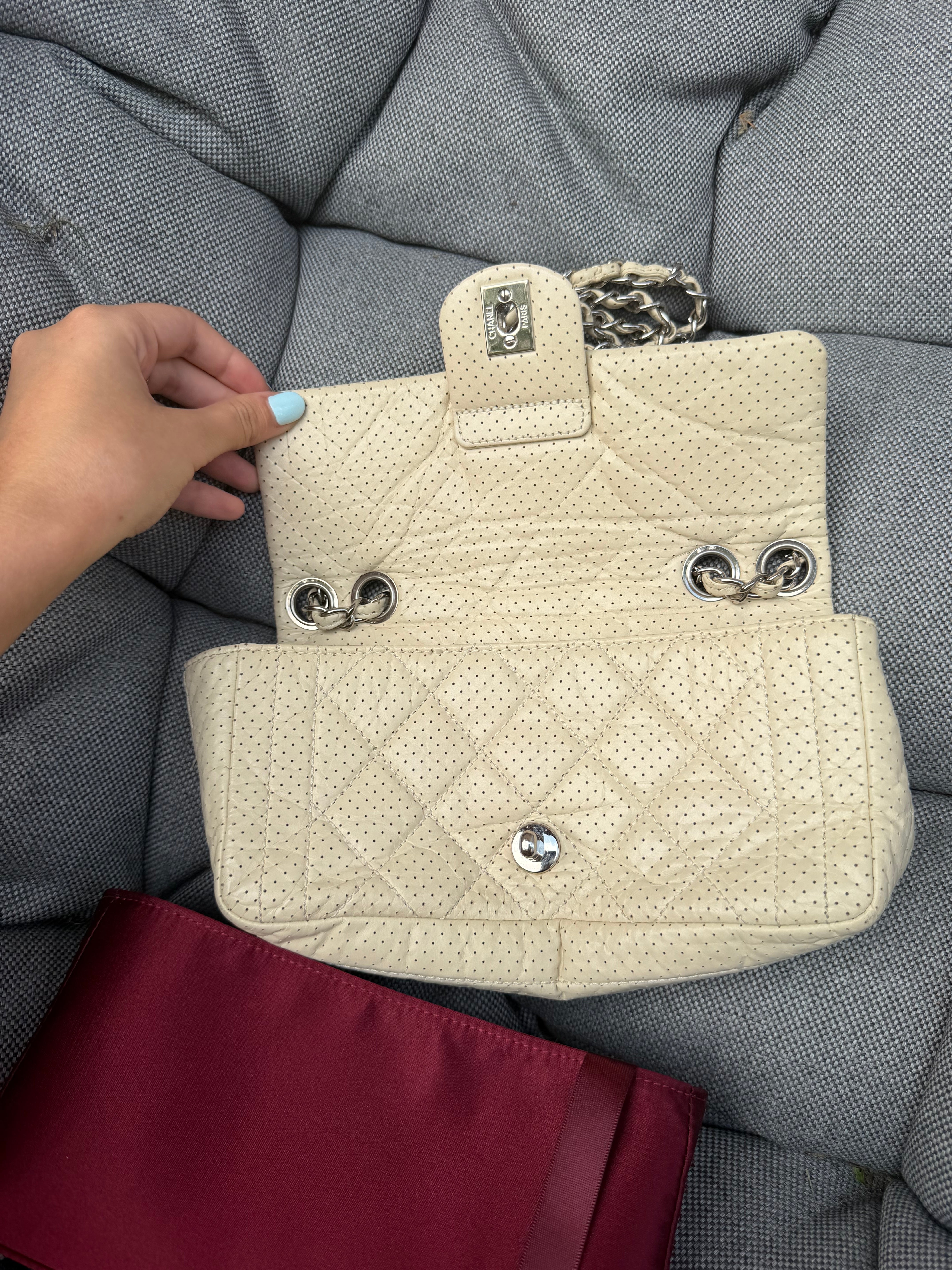 Chanel One Flap Small · Piel Perforada Marfil · Herrajes Plata